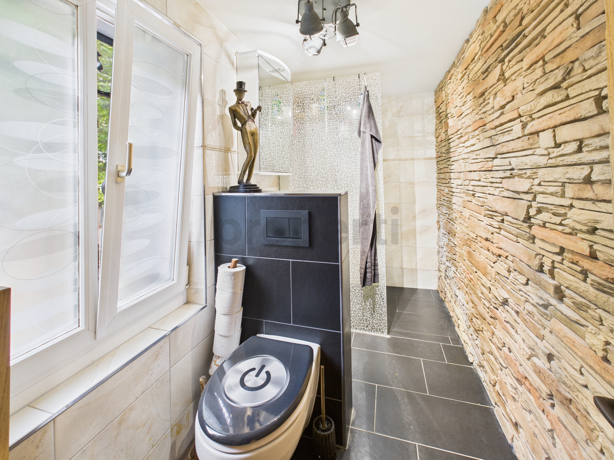 Modernes Badezimmer/WC mit Steinfassade