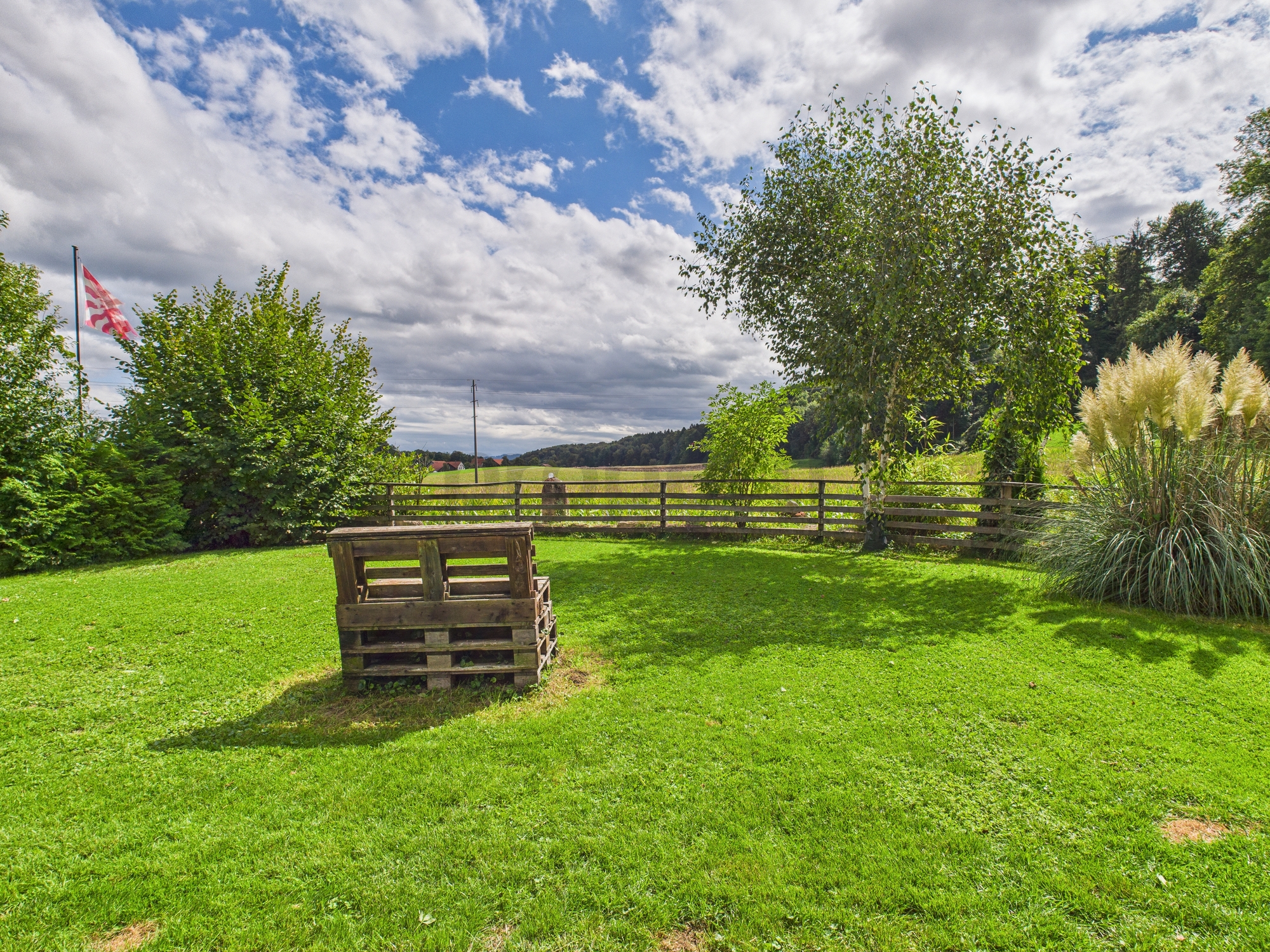 Ländlicher Garten mit Blick ins Grüne