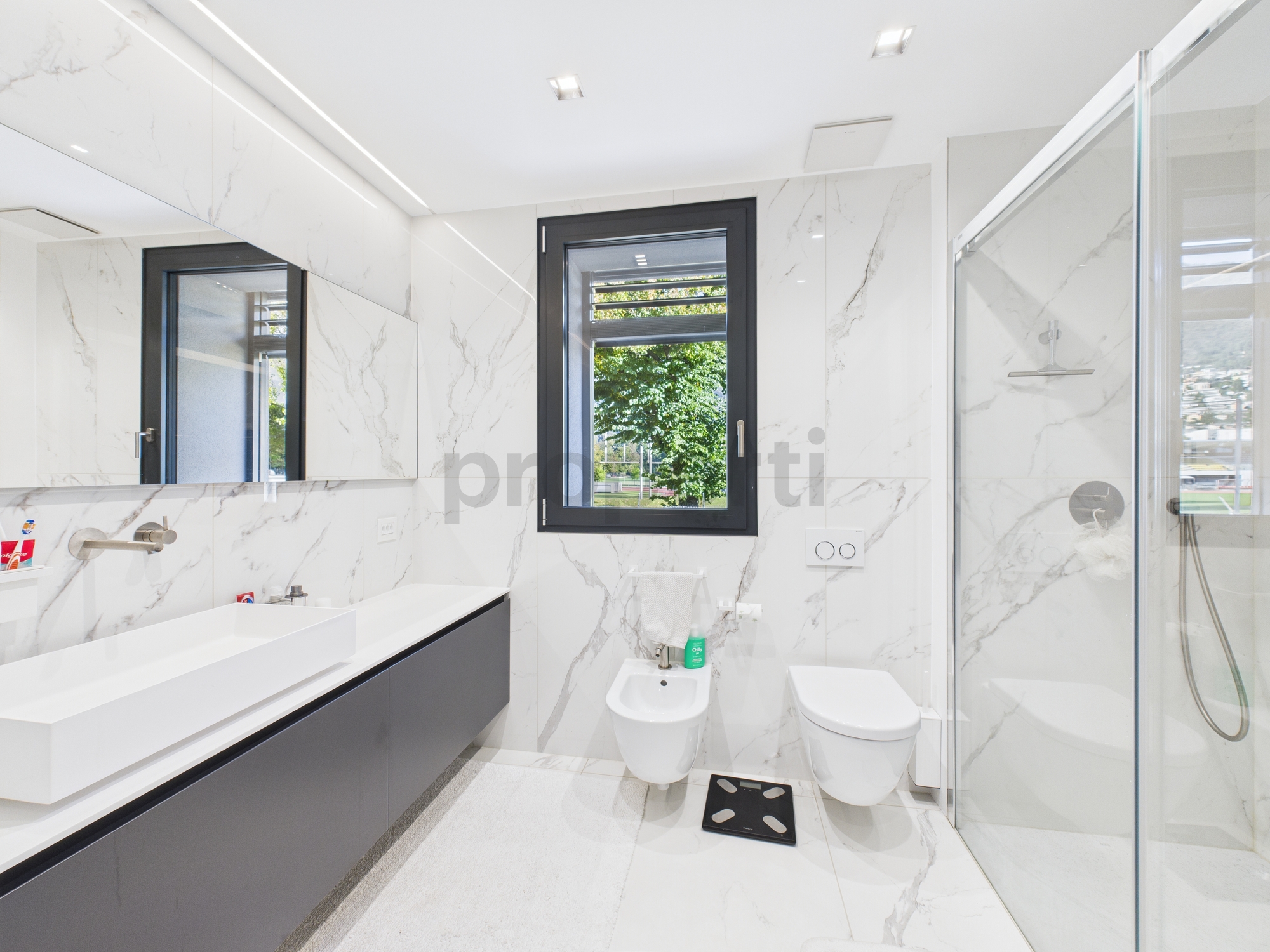 Modernes Badezimmer mit Dusche und Doppelwaschtisch