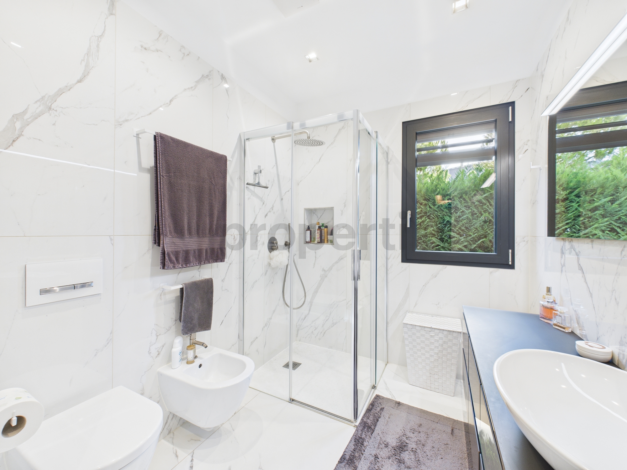 Modernes Badezimmer mit Dusche und Doppelwaschtisch