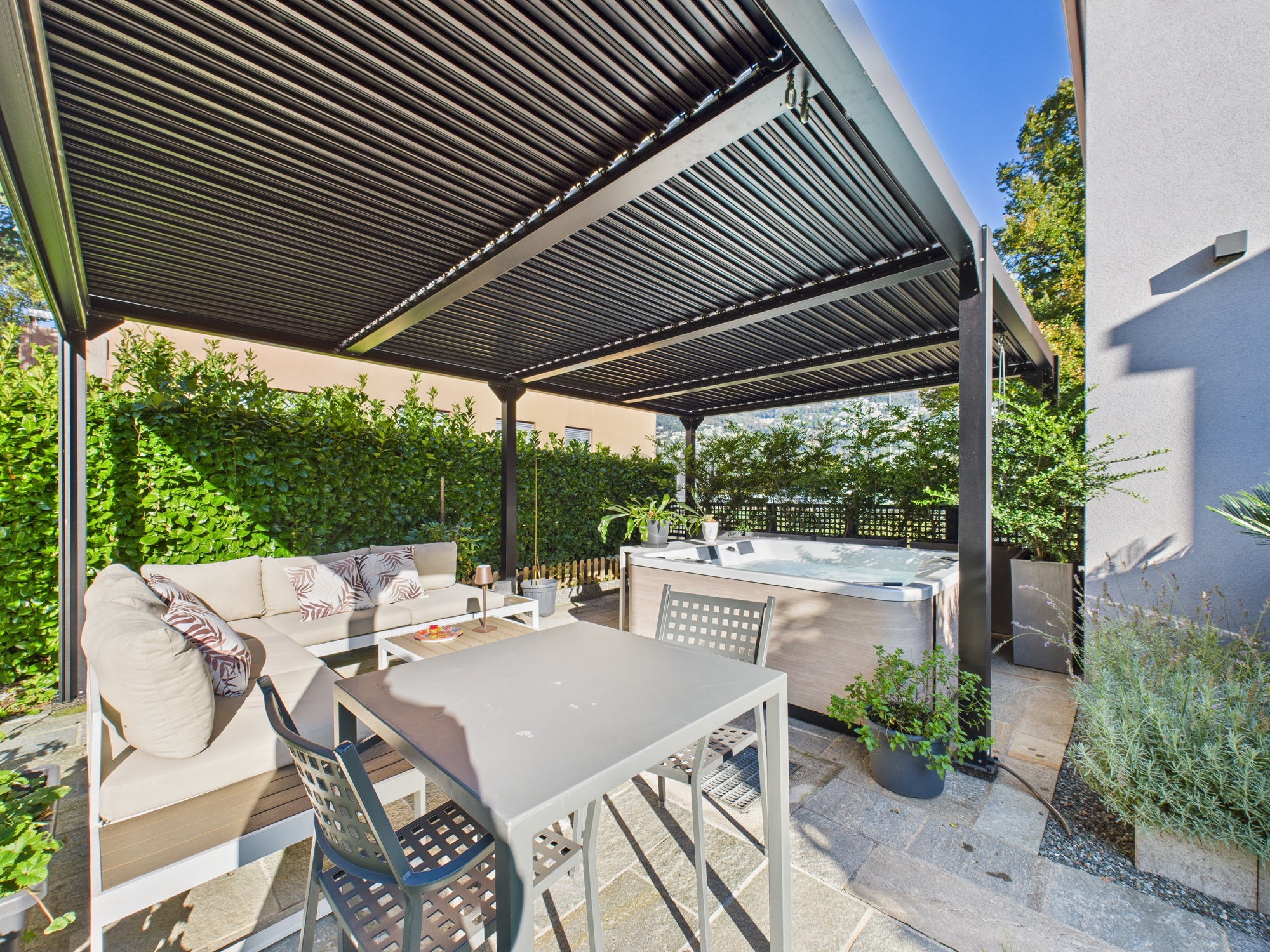 Überdachte Terrasse mit Whirlpool und Lounge
