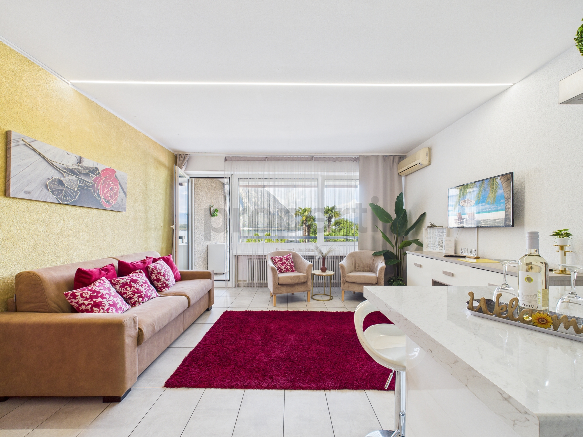 Helles Wohnzimmer mit Meerblick