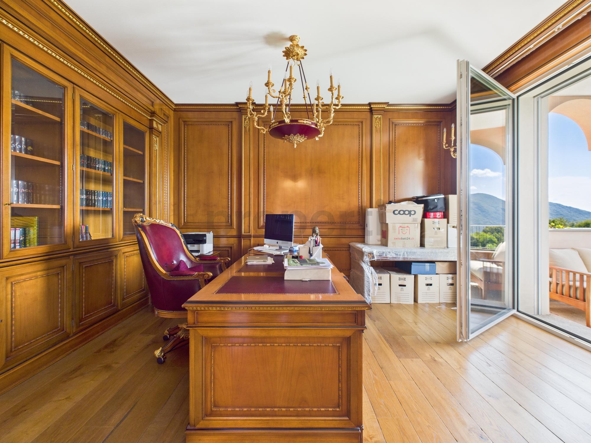 Klassisches Arbeitszimmer mit Holzvertäfelung