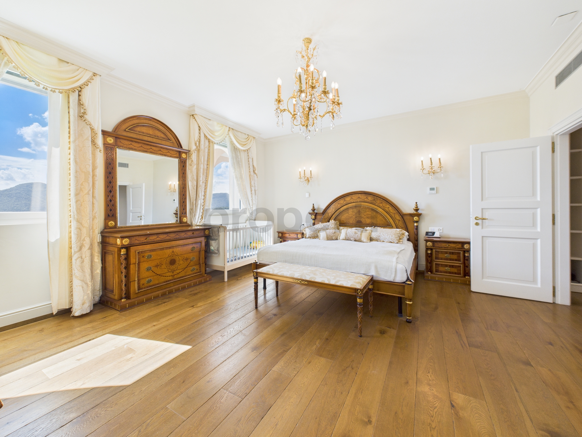 Luxuriöses Schlafzimmer mit klassischer Einrichtung