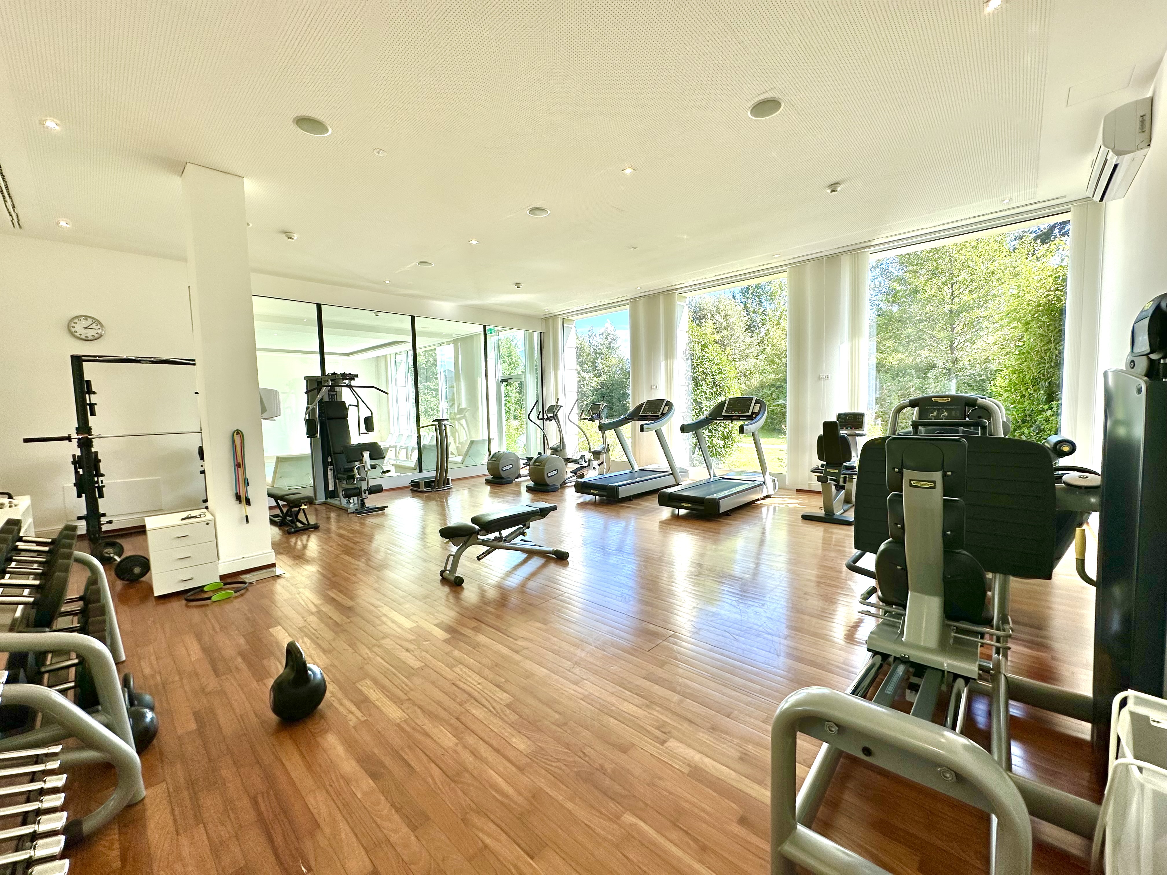 Fitnessraum mit großen Fensterfronten