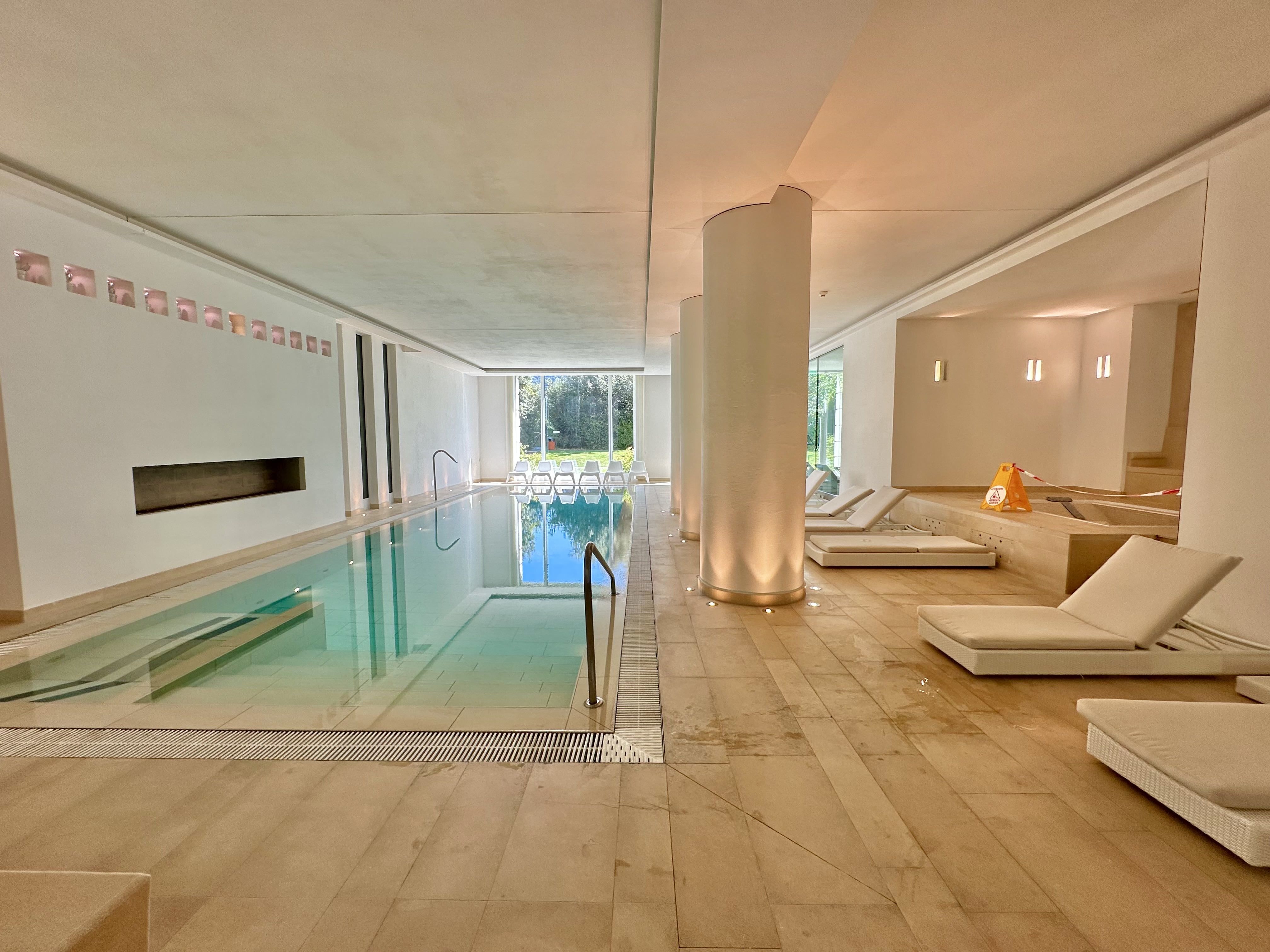 Innenpool mit Spa-Bereich