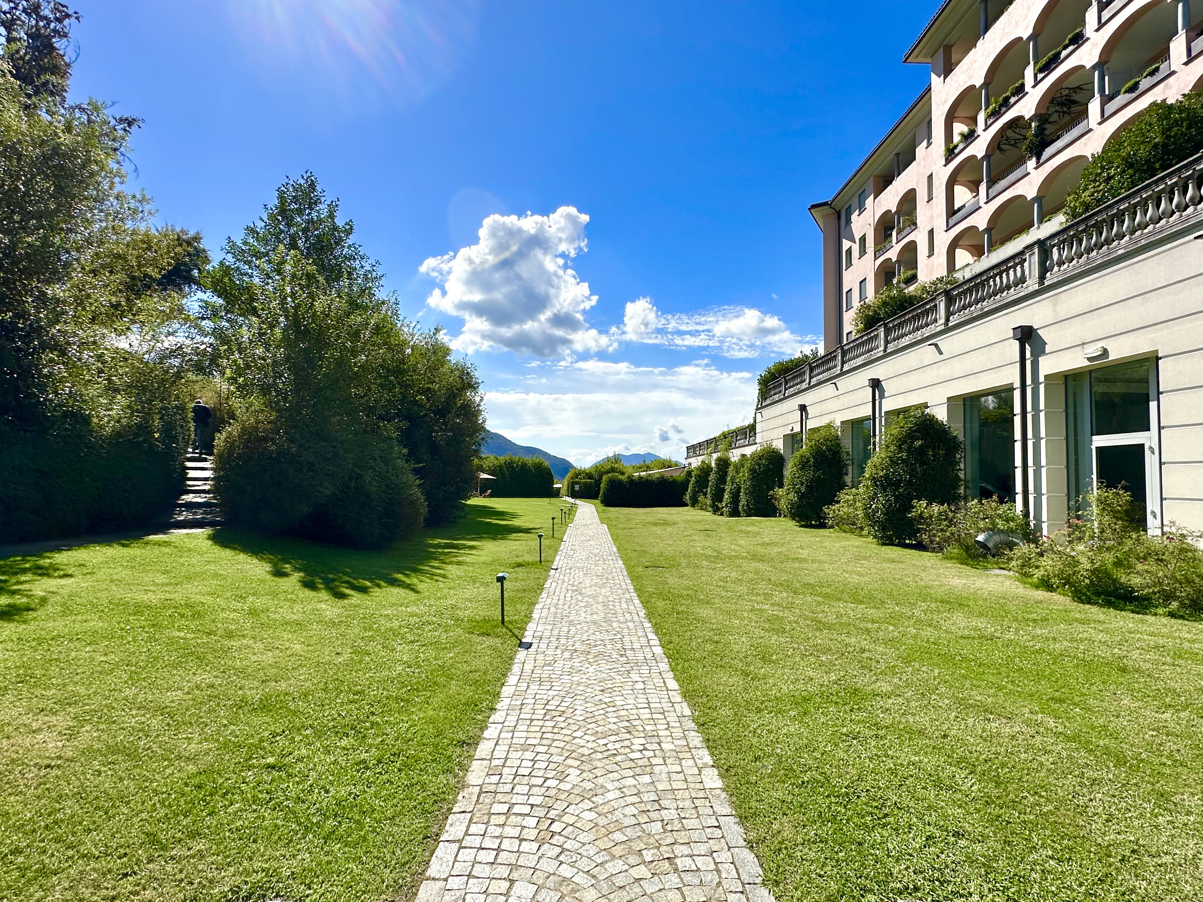 Sonniger Außenbereich mit Gartenweg