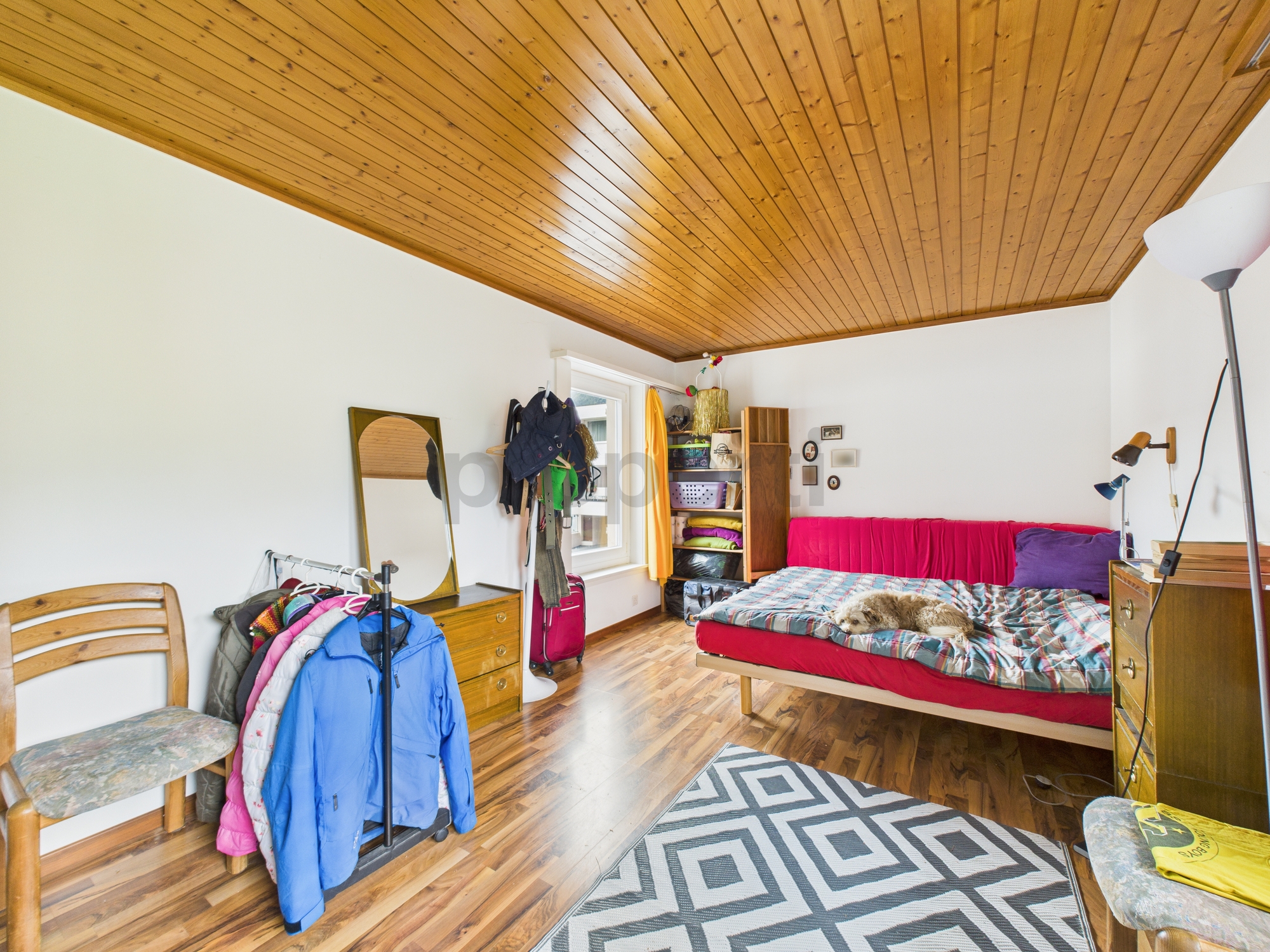 Schlafzimmer mit Holzdecke