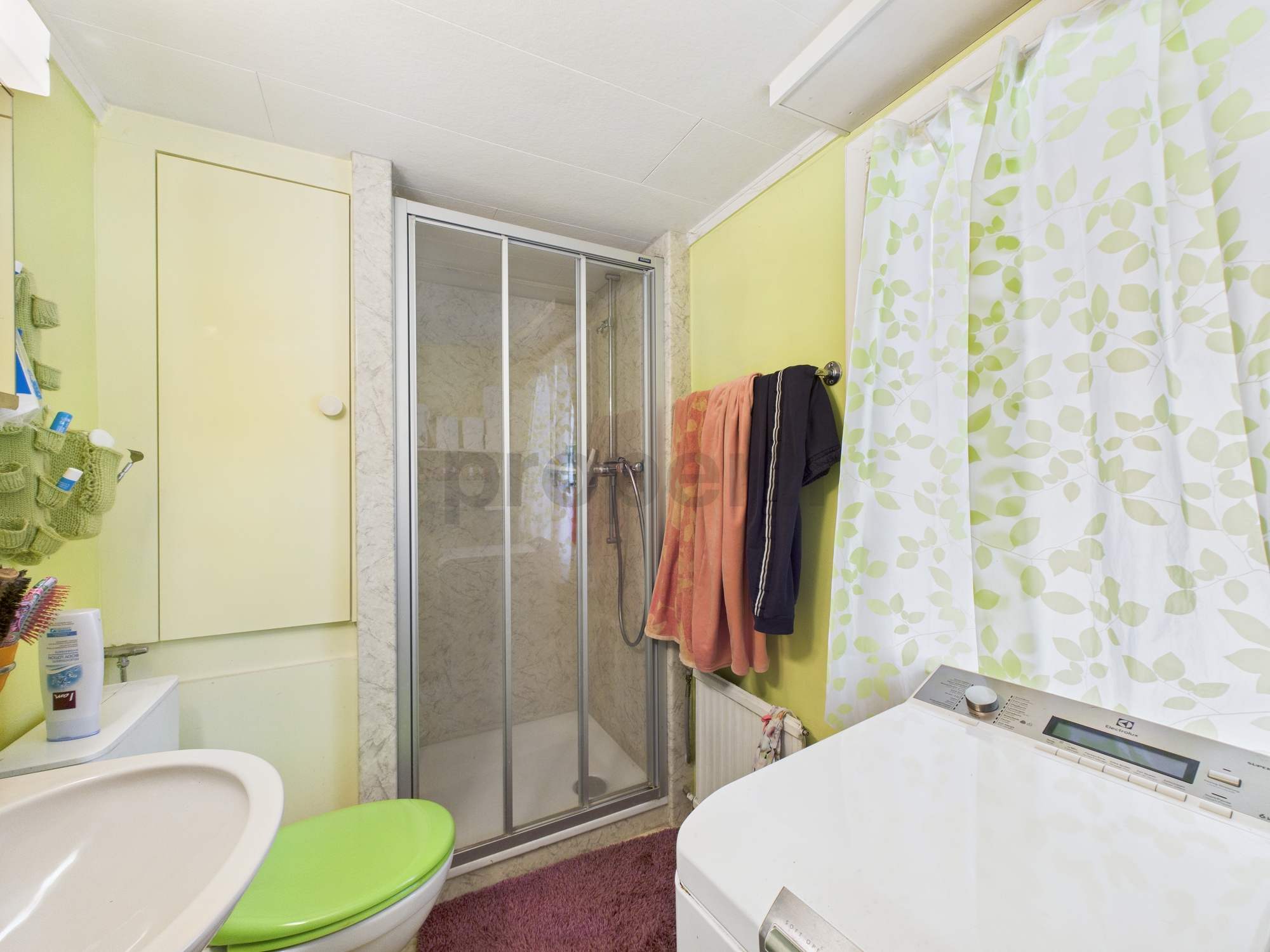 Kompaktes Badezimmer mit Dusche und Waschmaschine