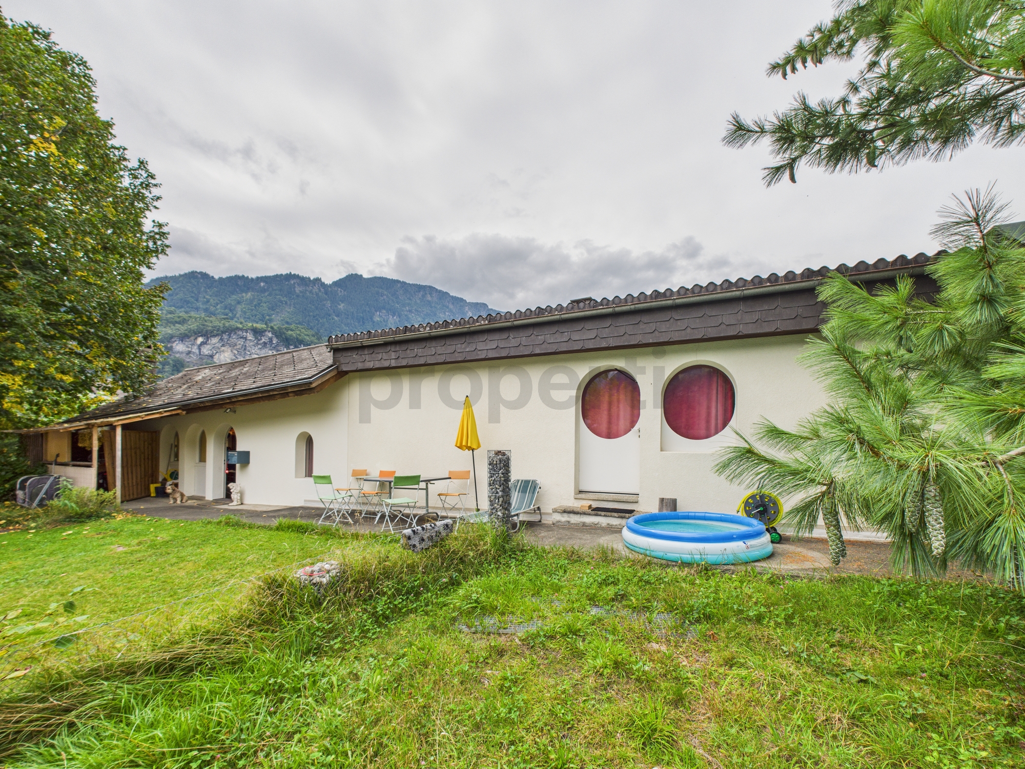 Haus mit Garten und Bergblick