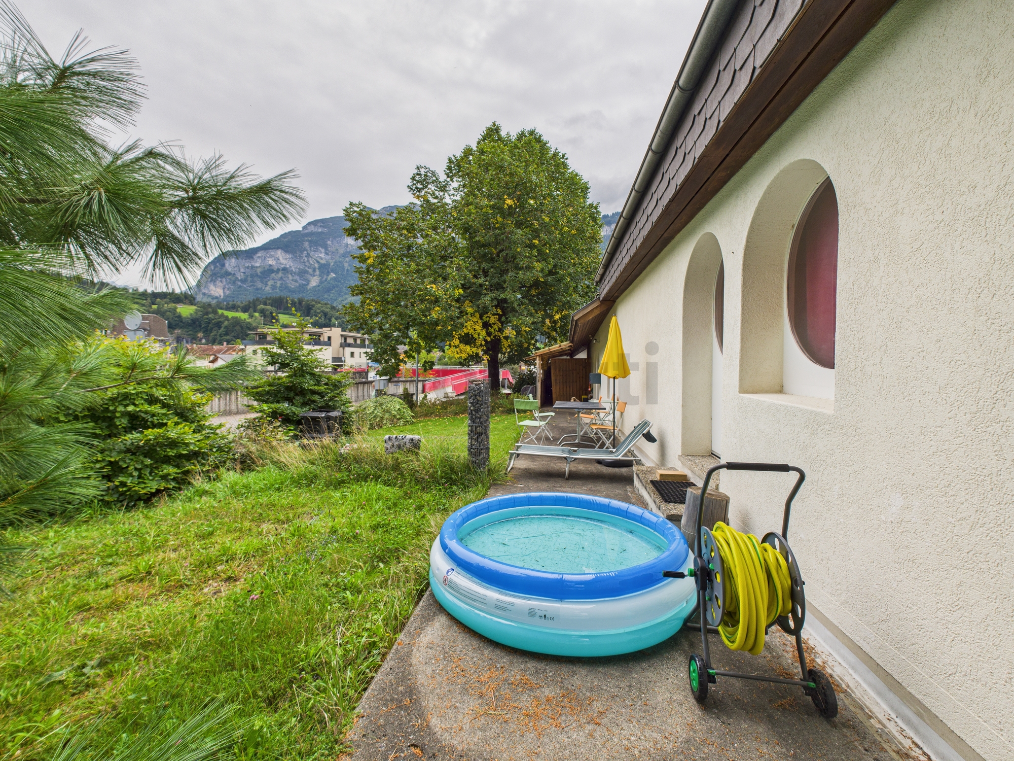 Haus mit Garten und Bergblick