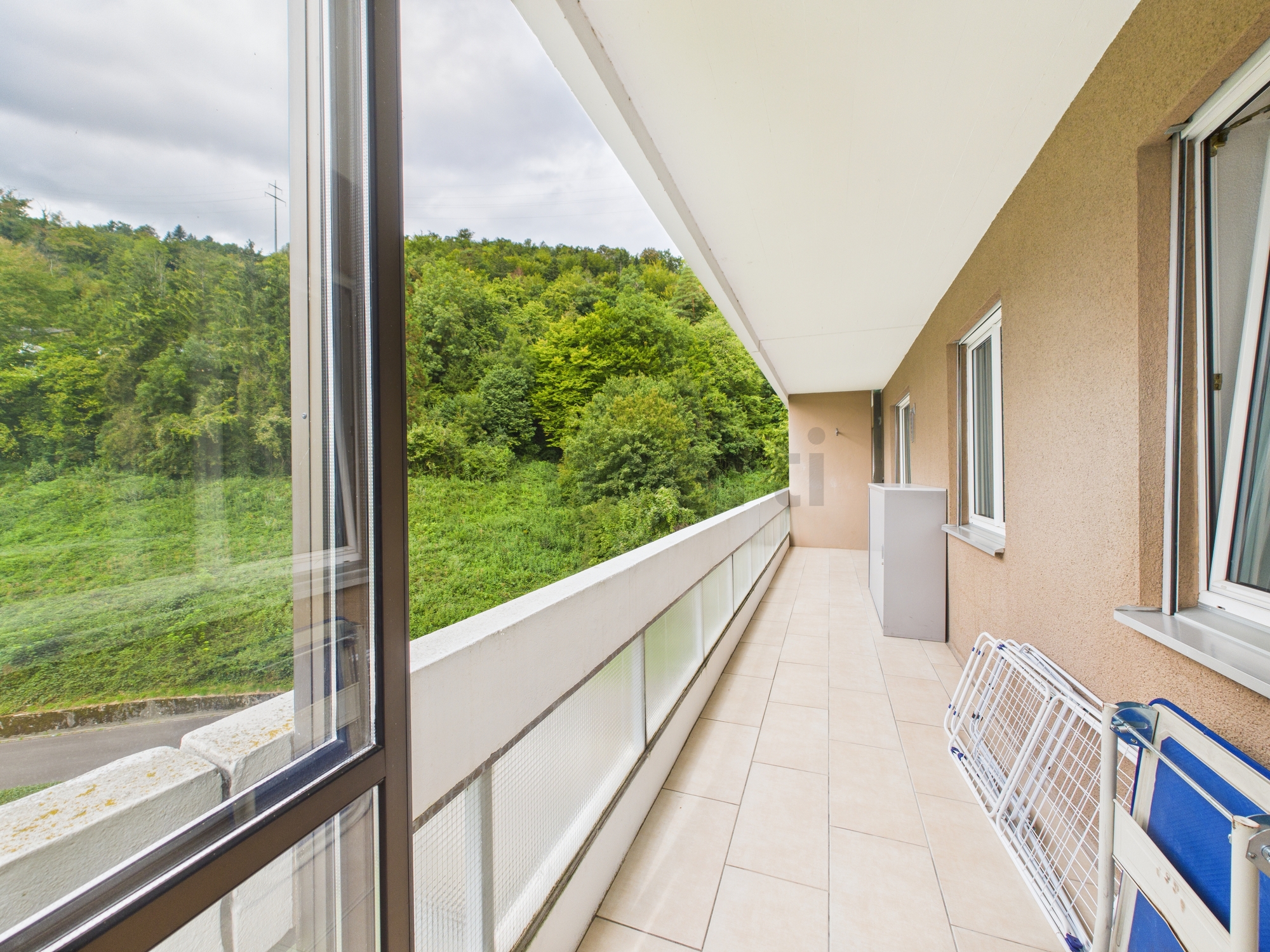 Langer Balkon mit Blick ins Grüne