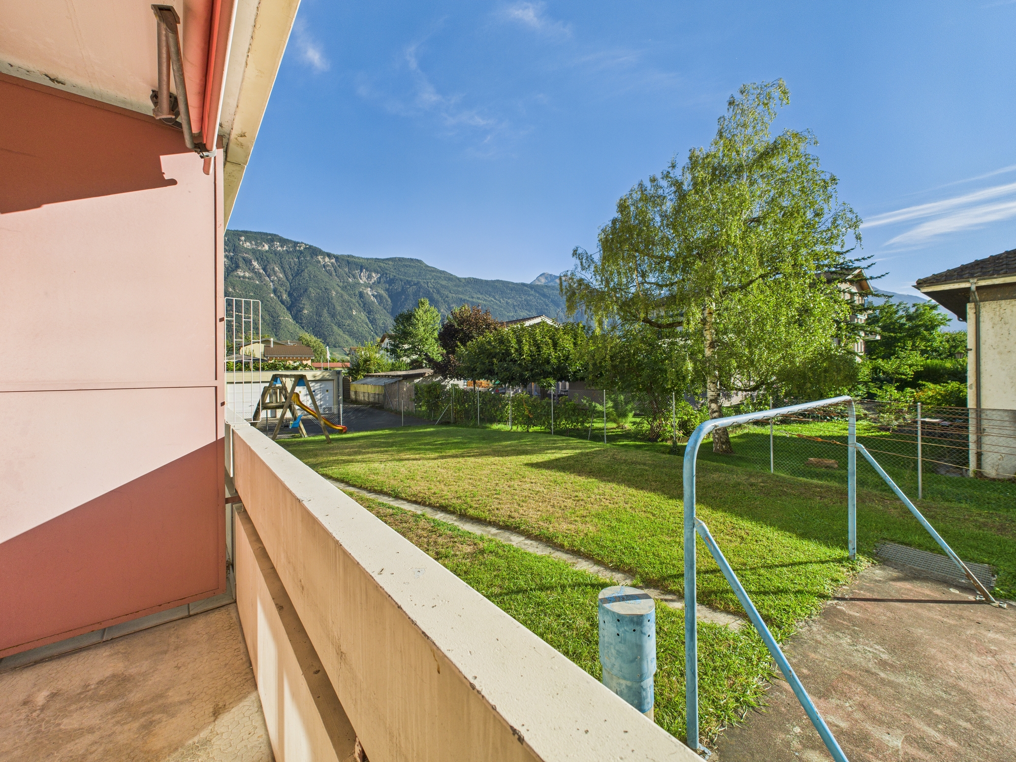 Balkon mit Berg- und Gartenblick