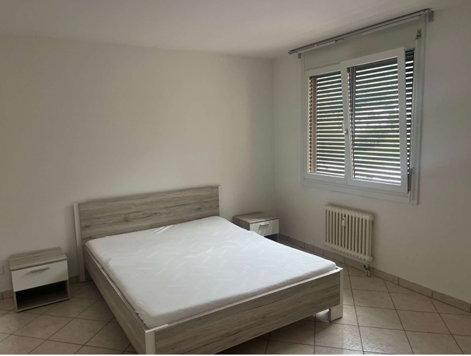 Schlafzimmer mit Doppelbett und Fenster