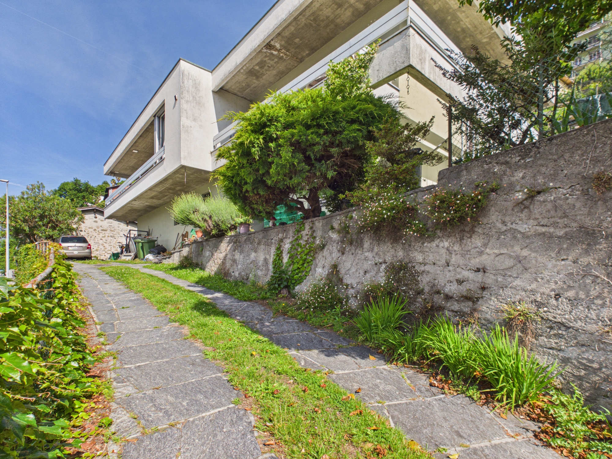 Modernes Einfamilienhaus mit Gartenzugang