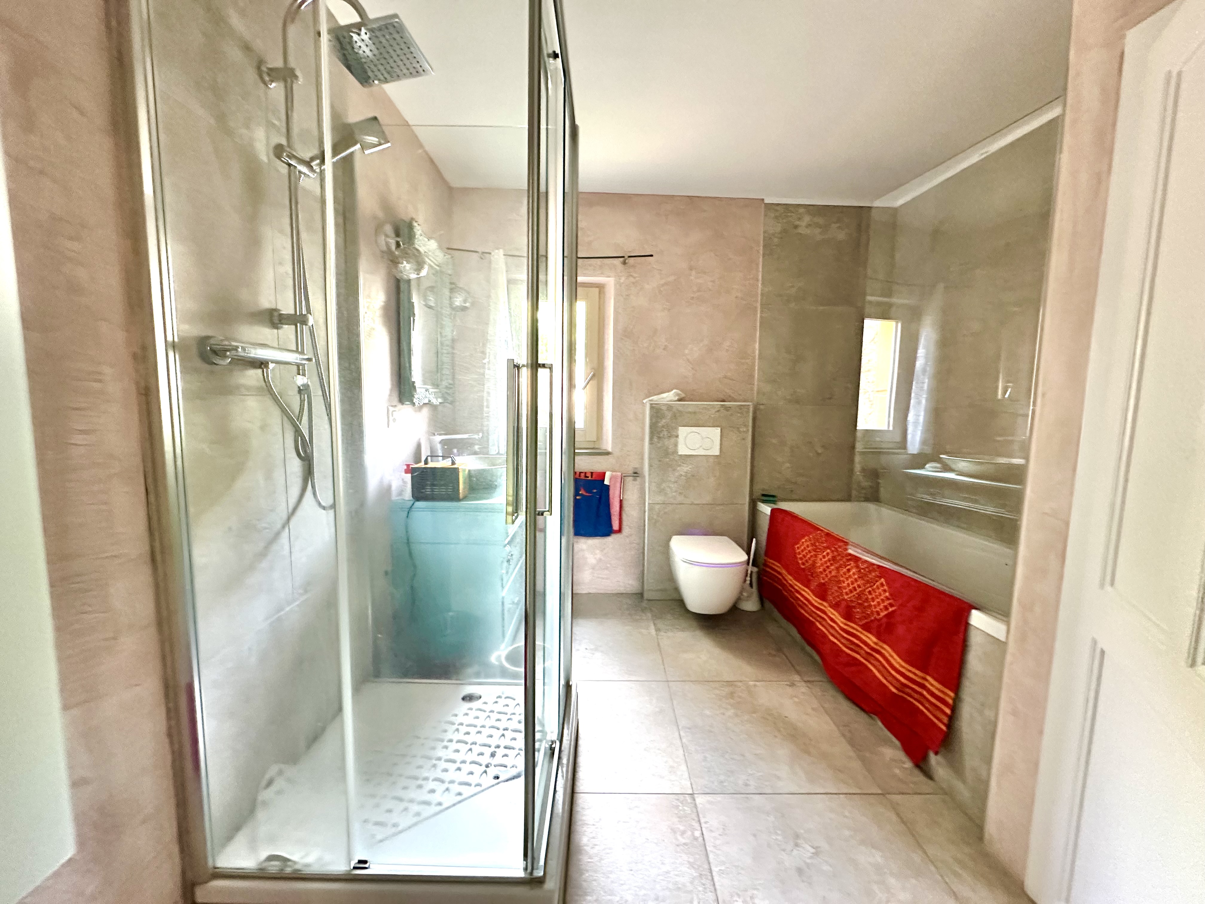Modernes Bad mit Dusche und Badewanne