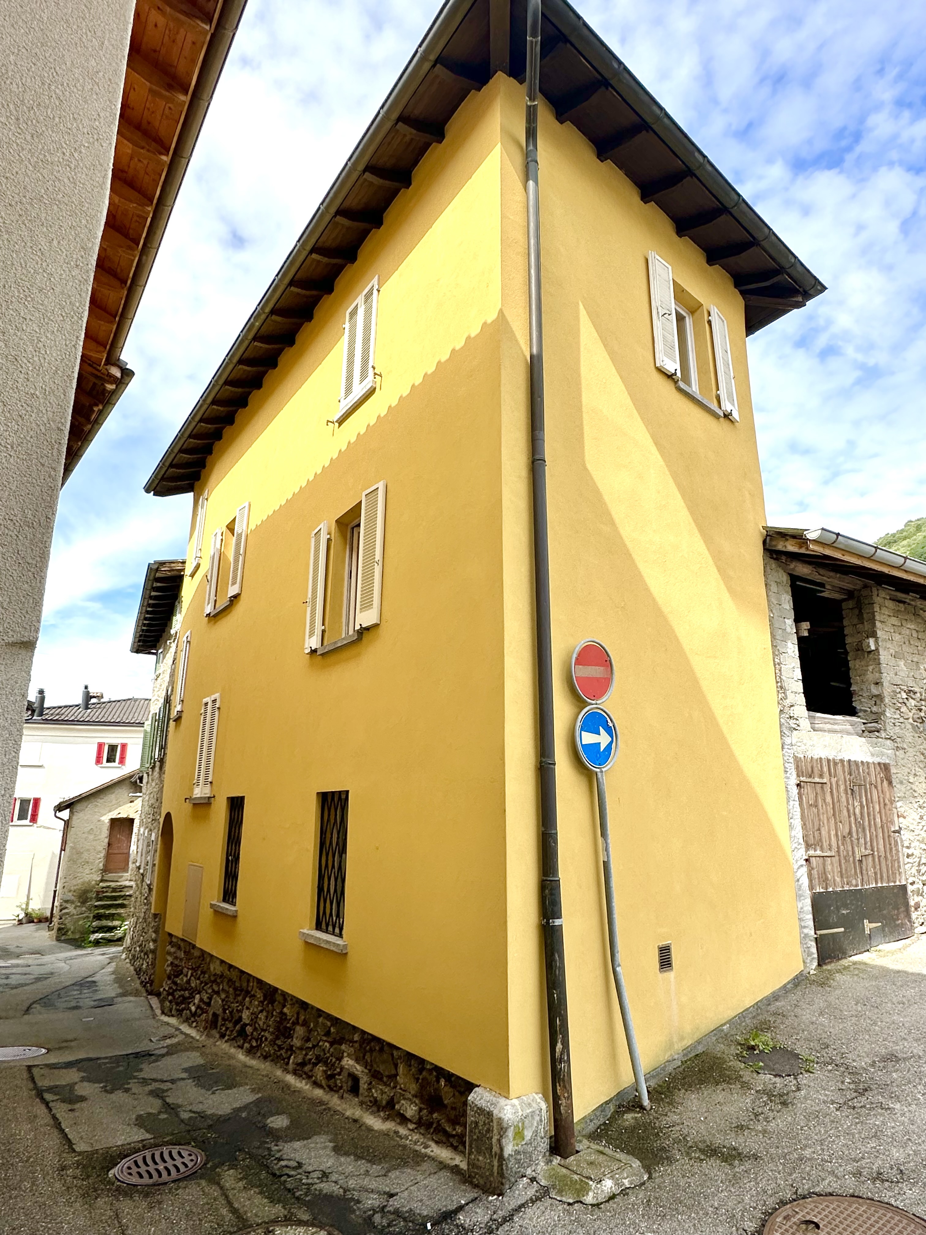 Gelbes Wohnhaus an enger Gasse