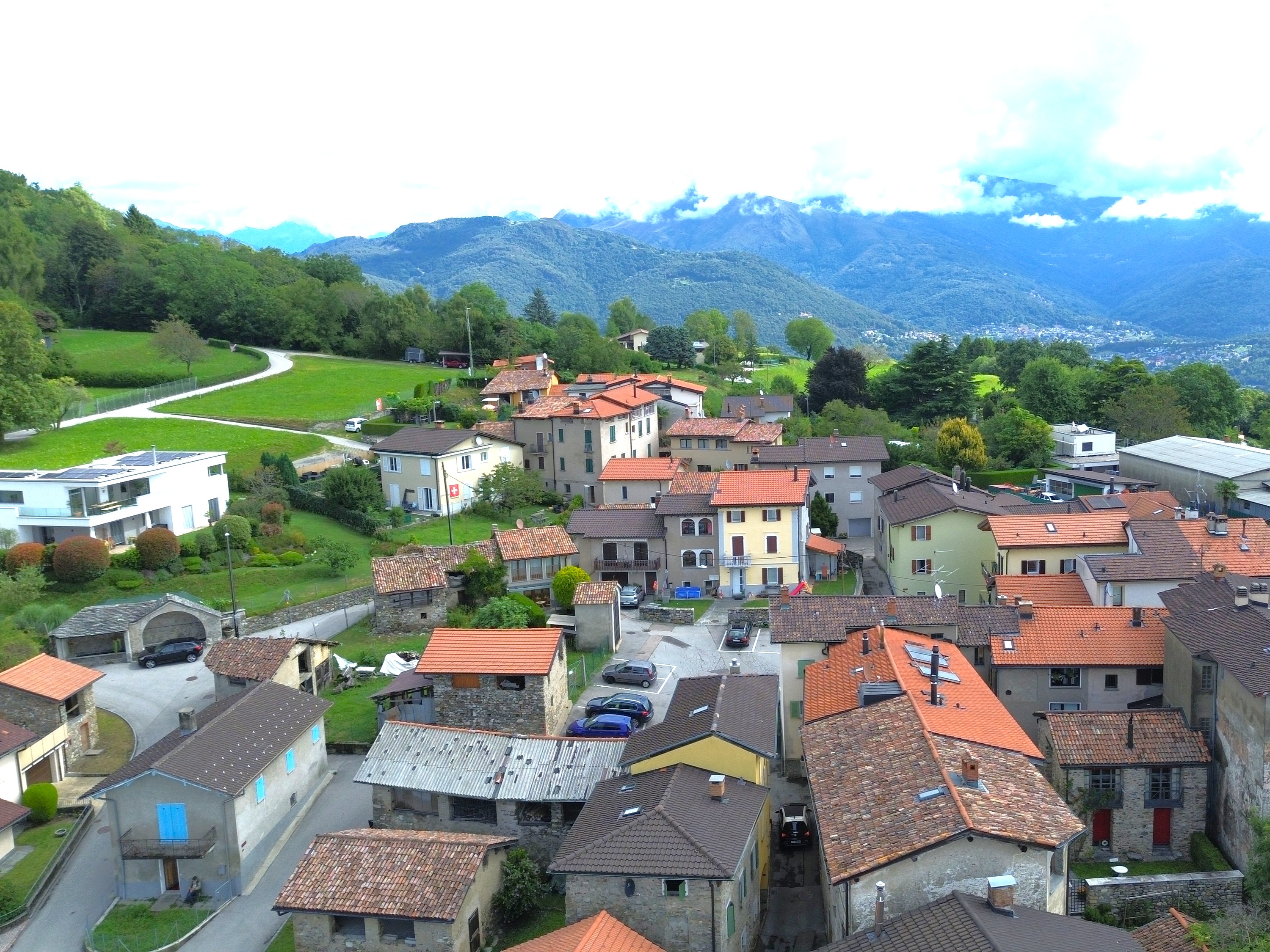 Dorf mit Bergpanorama