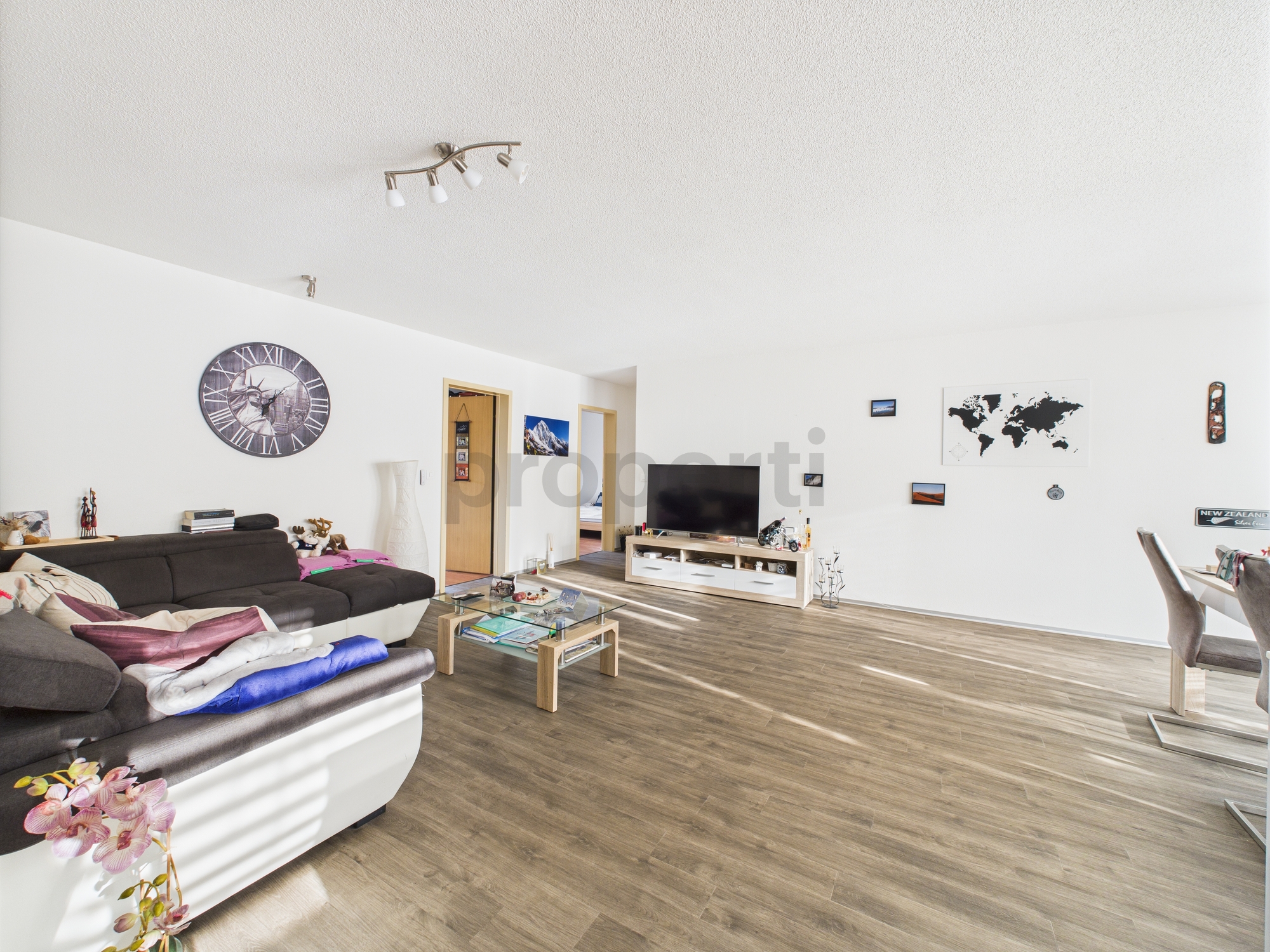 Großzügiges Wohnzimmer mit offener Gestaltung