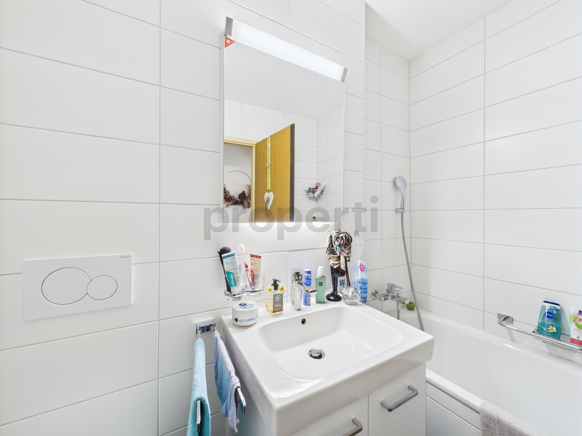 Modernes Badezimmer mit Badewanne und Waschplatz