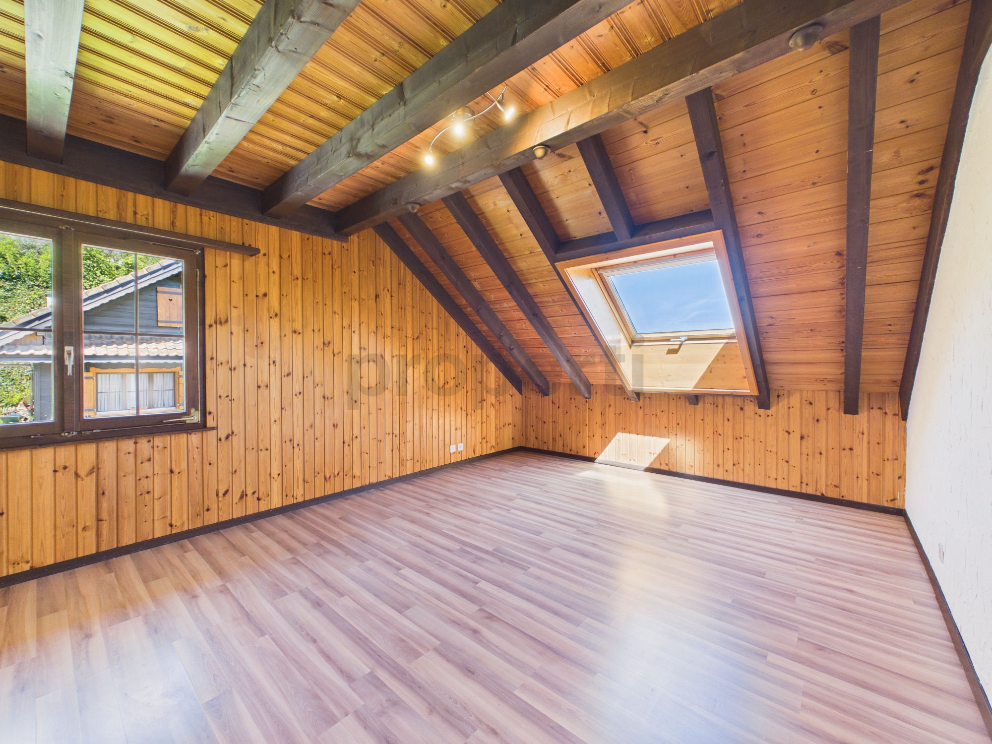 Dachgeschosszimmer mit Holzverkleidung