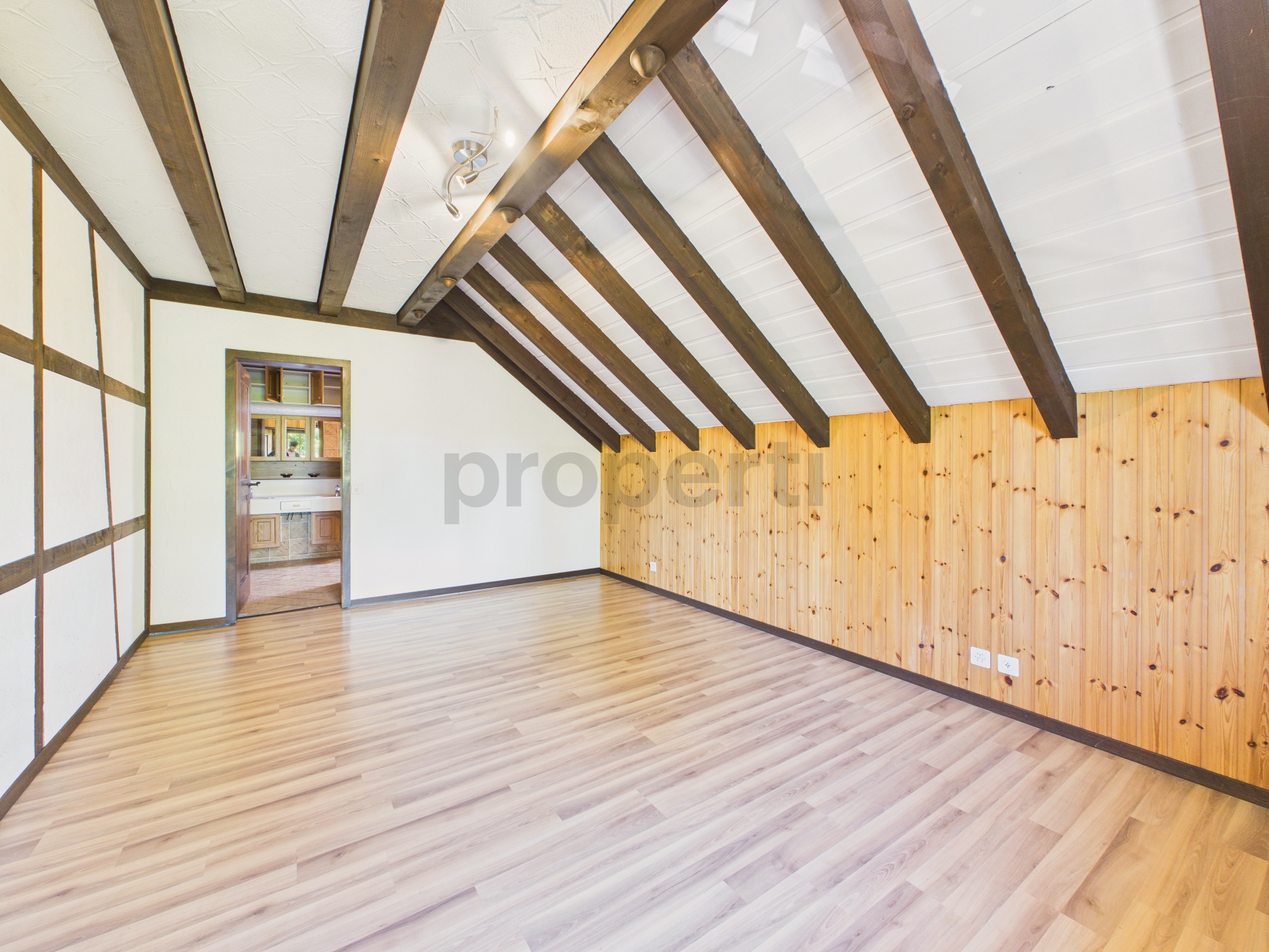 Dachgeschossraum mit Holzbalken