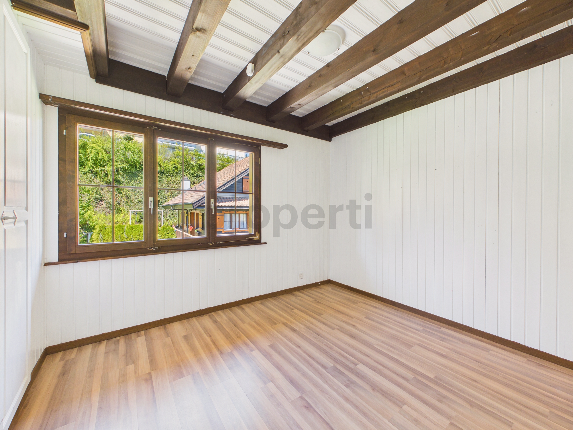 Leerer heller Raum mit Holzdeckenbalken