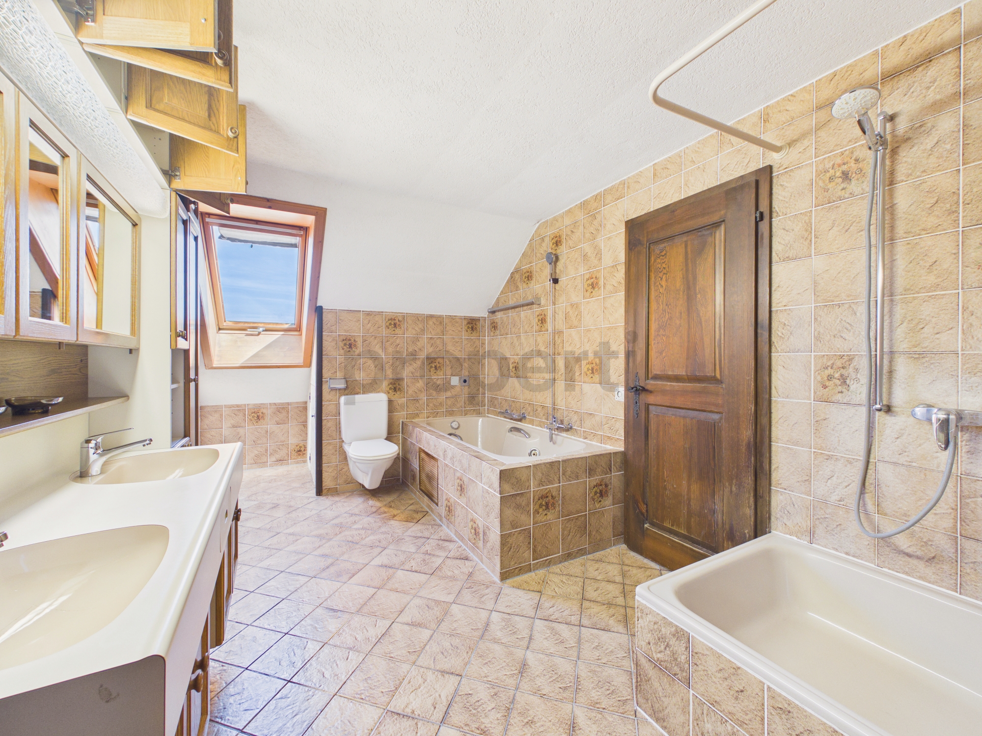 Badezimmer mit Dachschräge und Badewanne