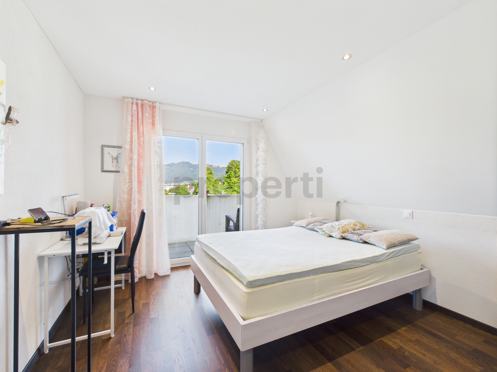 Helles Schlafzimmer mit Balkonzugang