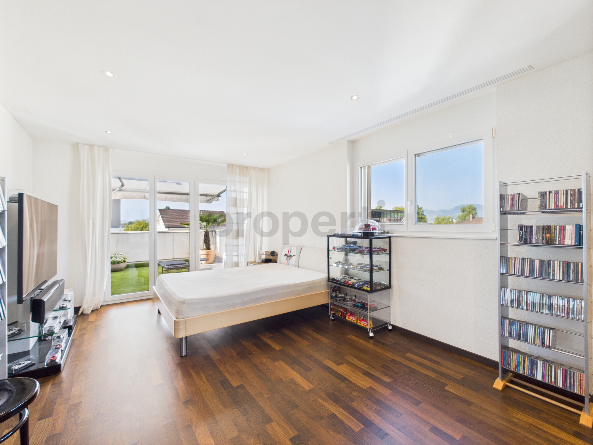 Helles Schlafzimmer mit Blick ins Freie