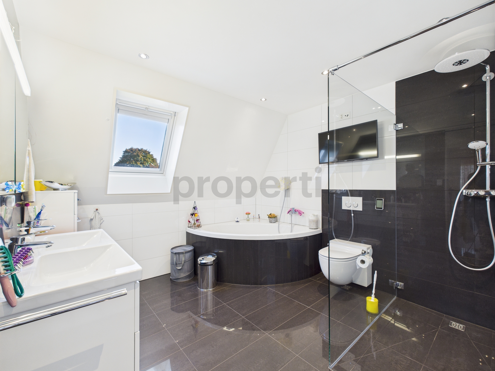 Modernes Bad mit Badewanne und Dusche