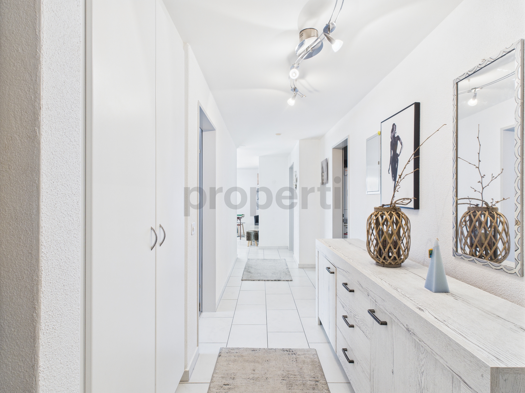 Heller Flur mit Sideboard und Spiegel