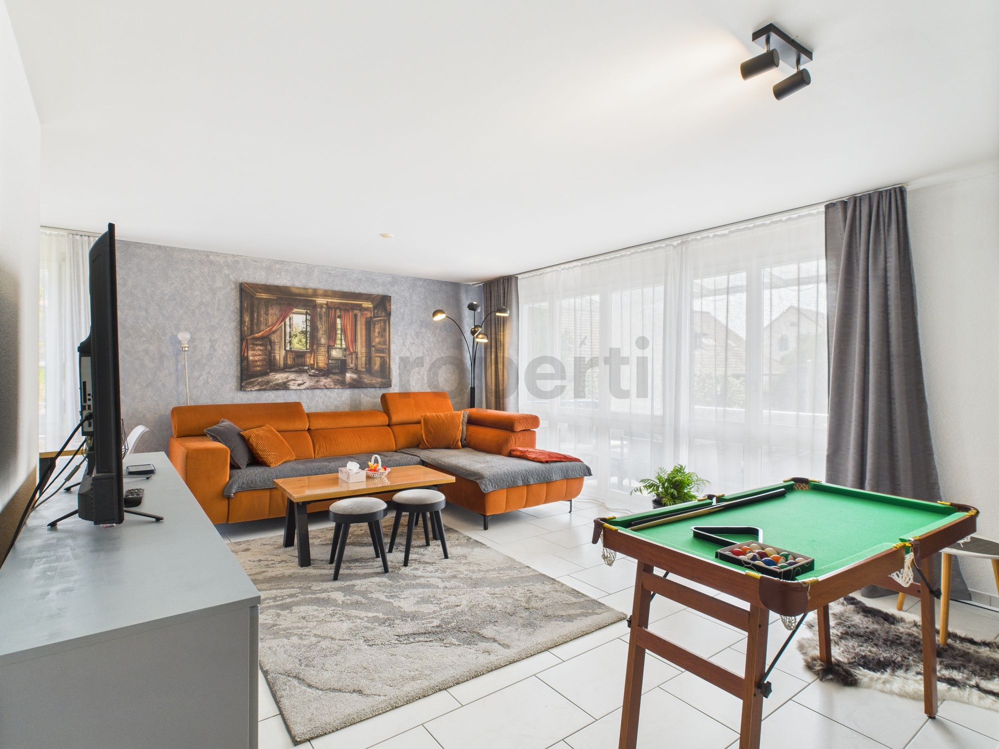 Großzügiges, modern eingerichtetes Wohnzimmer mit Freizeitbereich