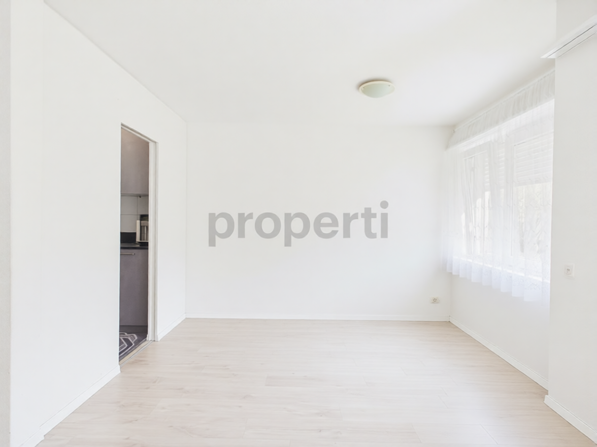 Helles, leeres Zimmer mit Fensterfront