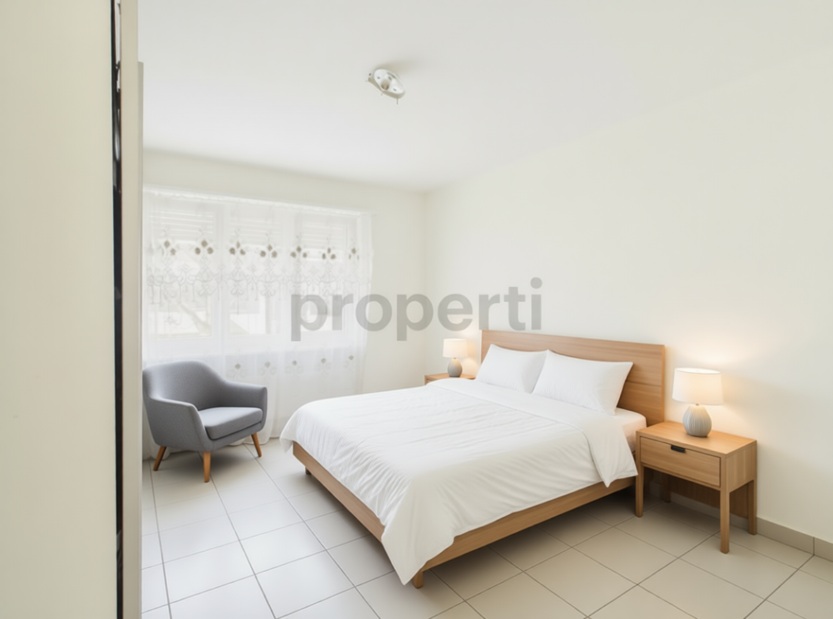 Helles Schlafzimmer mit Doppelbett