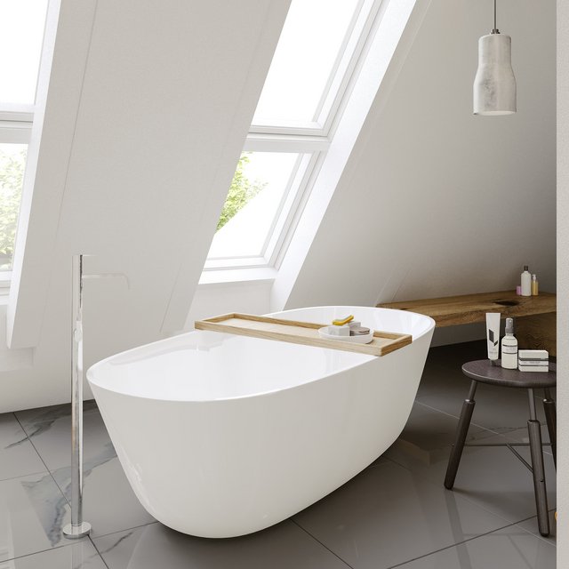 Modernes Badezimmer mit freistehender Wanne