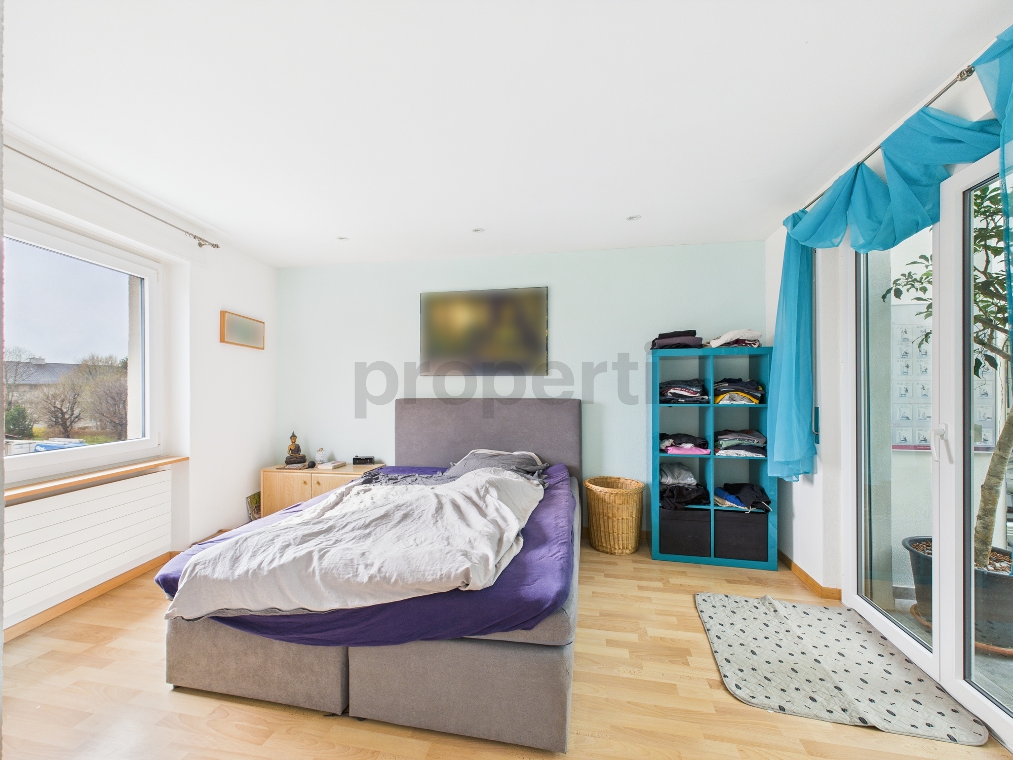 Helles Schlafzimmer mit Balkonzugang