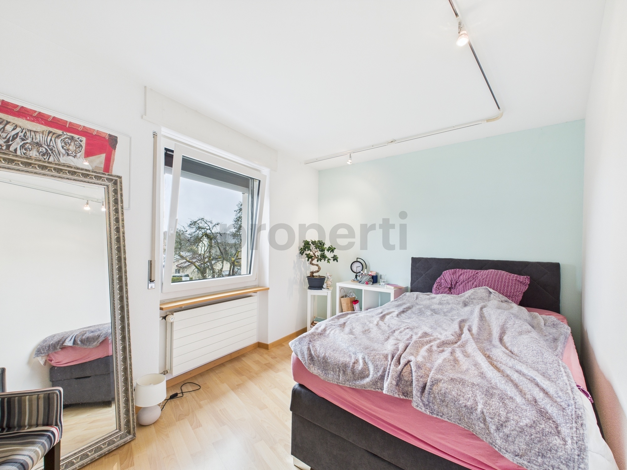 Helles Schlafzimmer mit Dachfenster