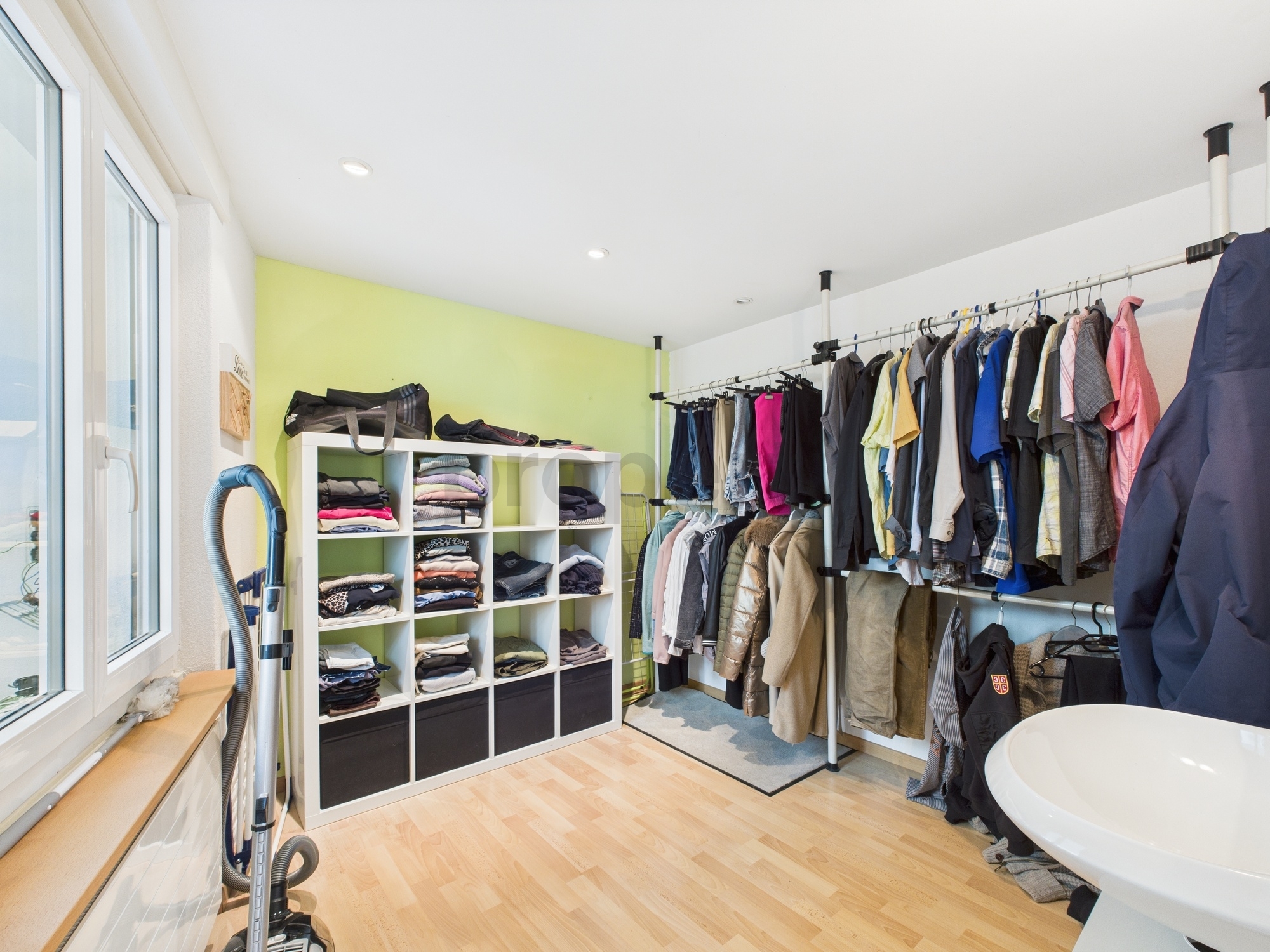 Ankleidezimmer mit offener Kleideraufbewahrung