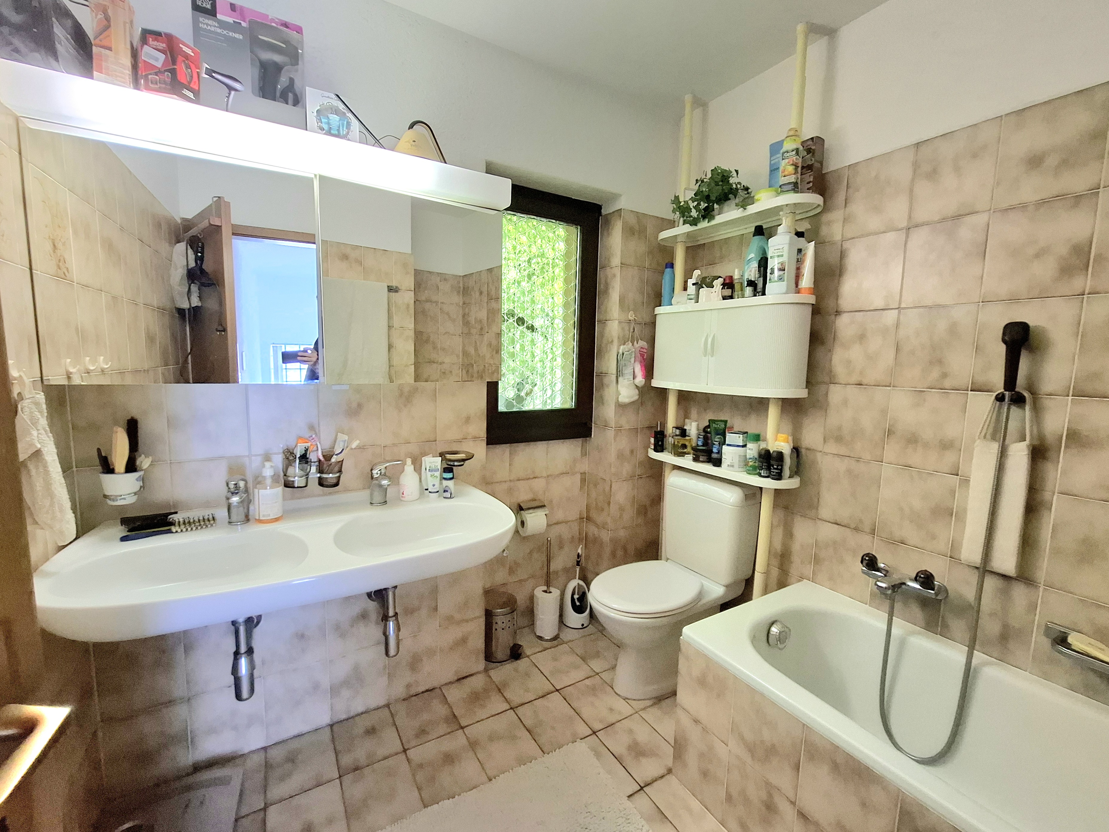 Badezimmer mit Badewanne und Waschplatz