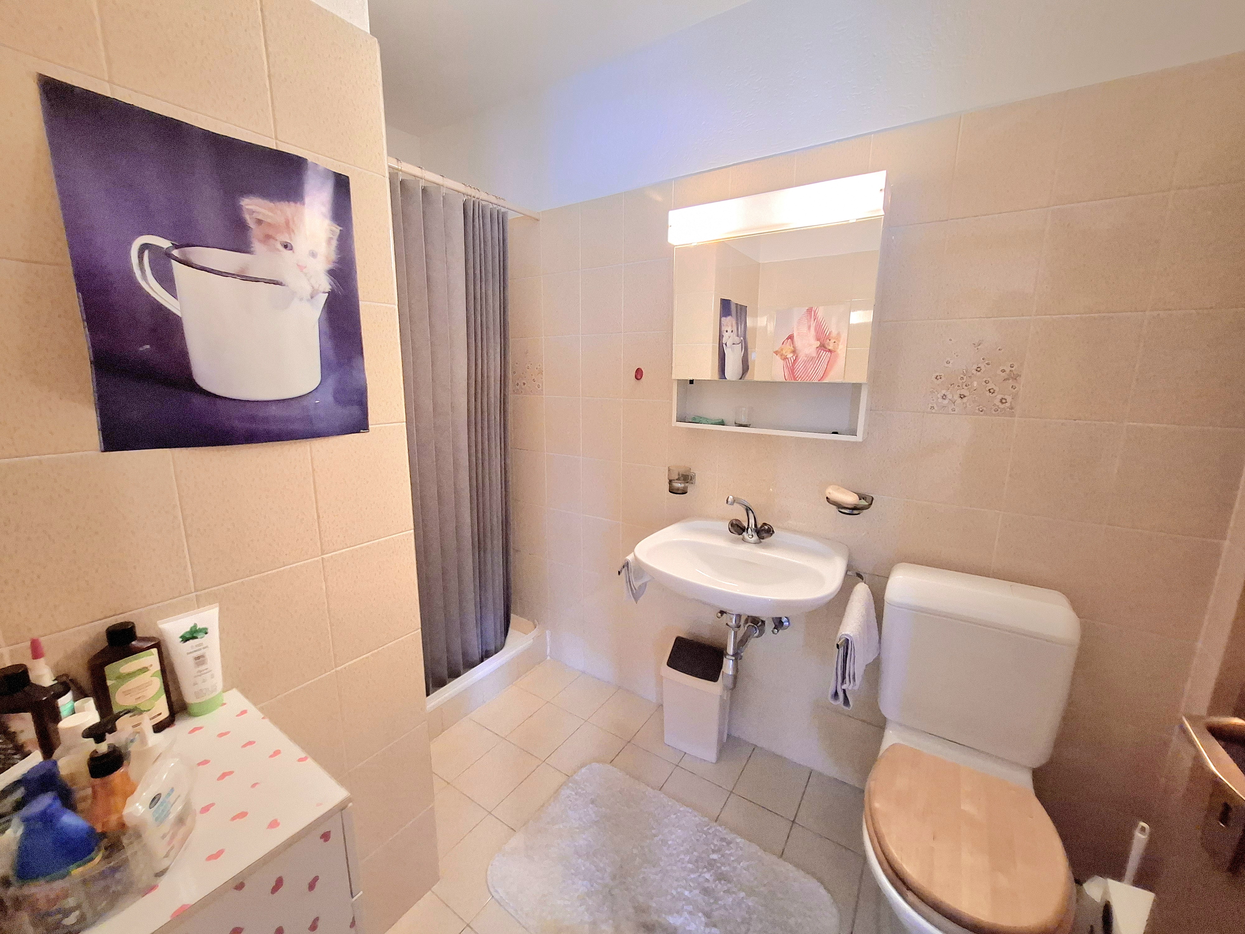 Badezimmer mit WC und Waschbecken