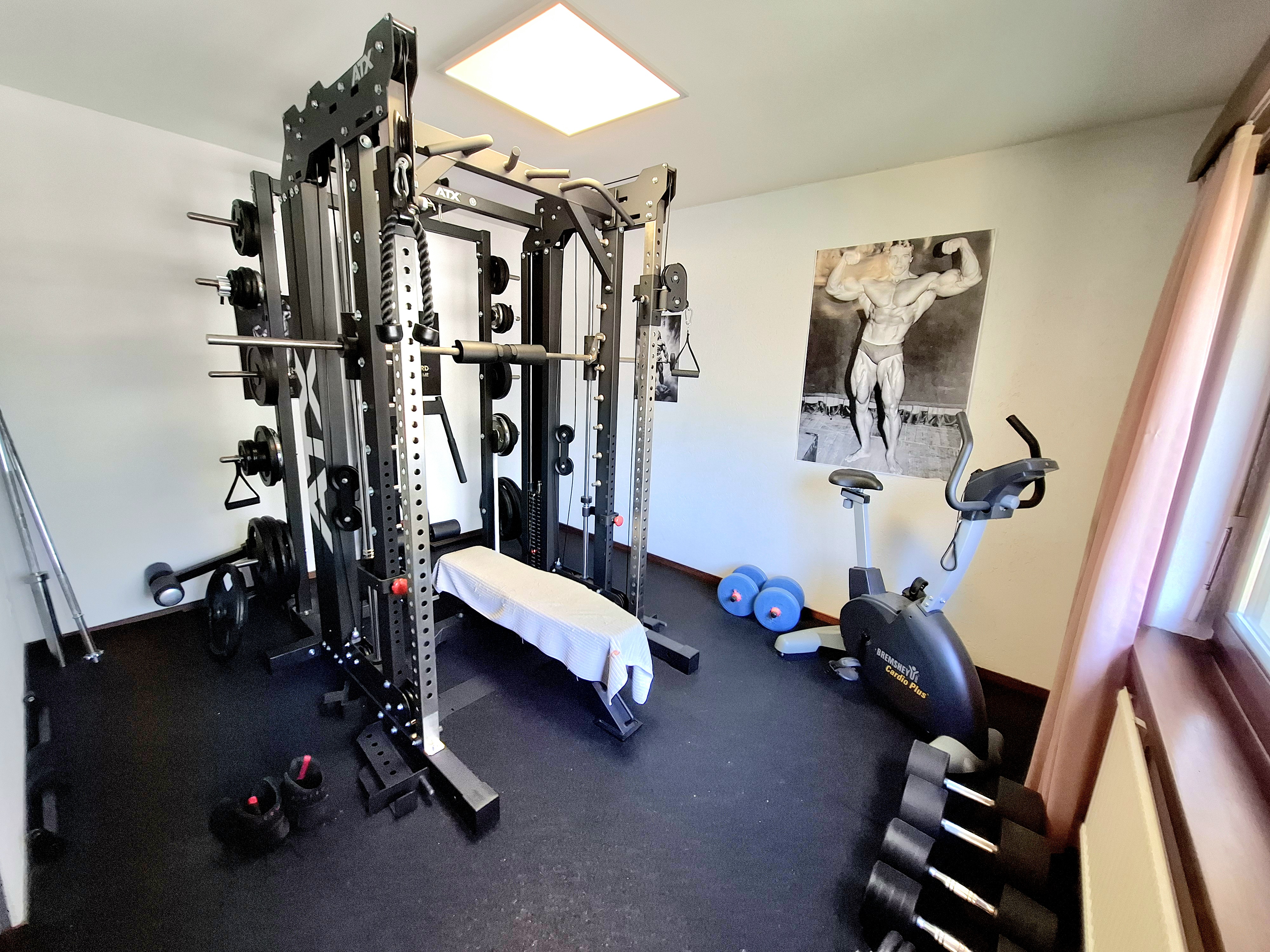 Heimfitnessraum mit Kraftstation