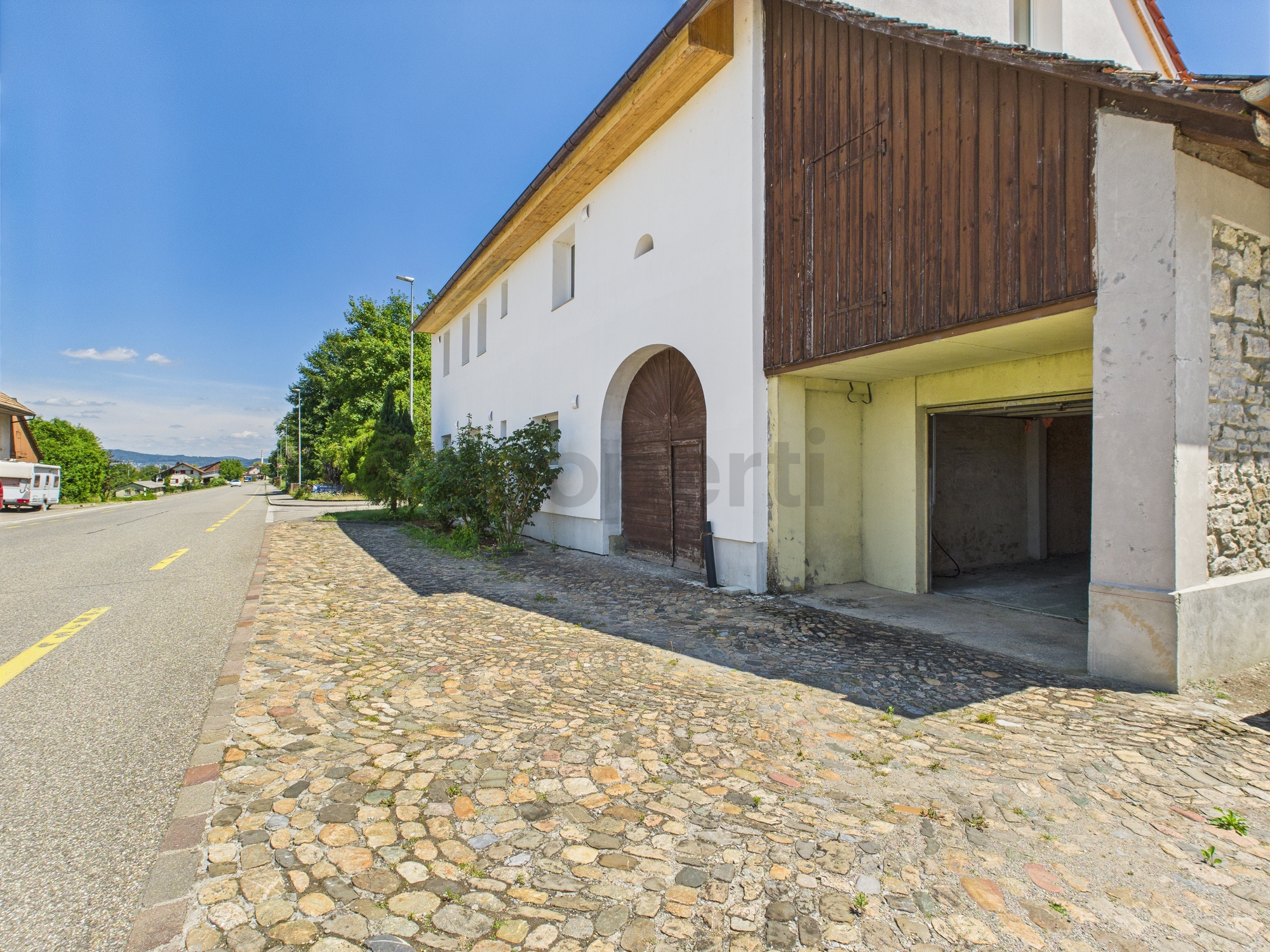 Straßenansicht eines ländlichen Gebäudes mit Garage