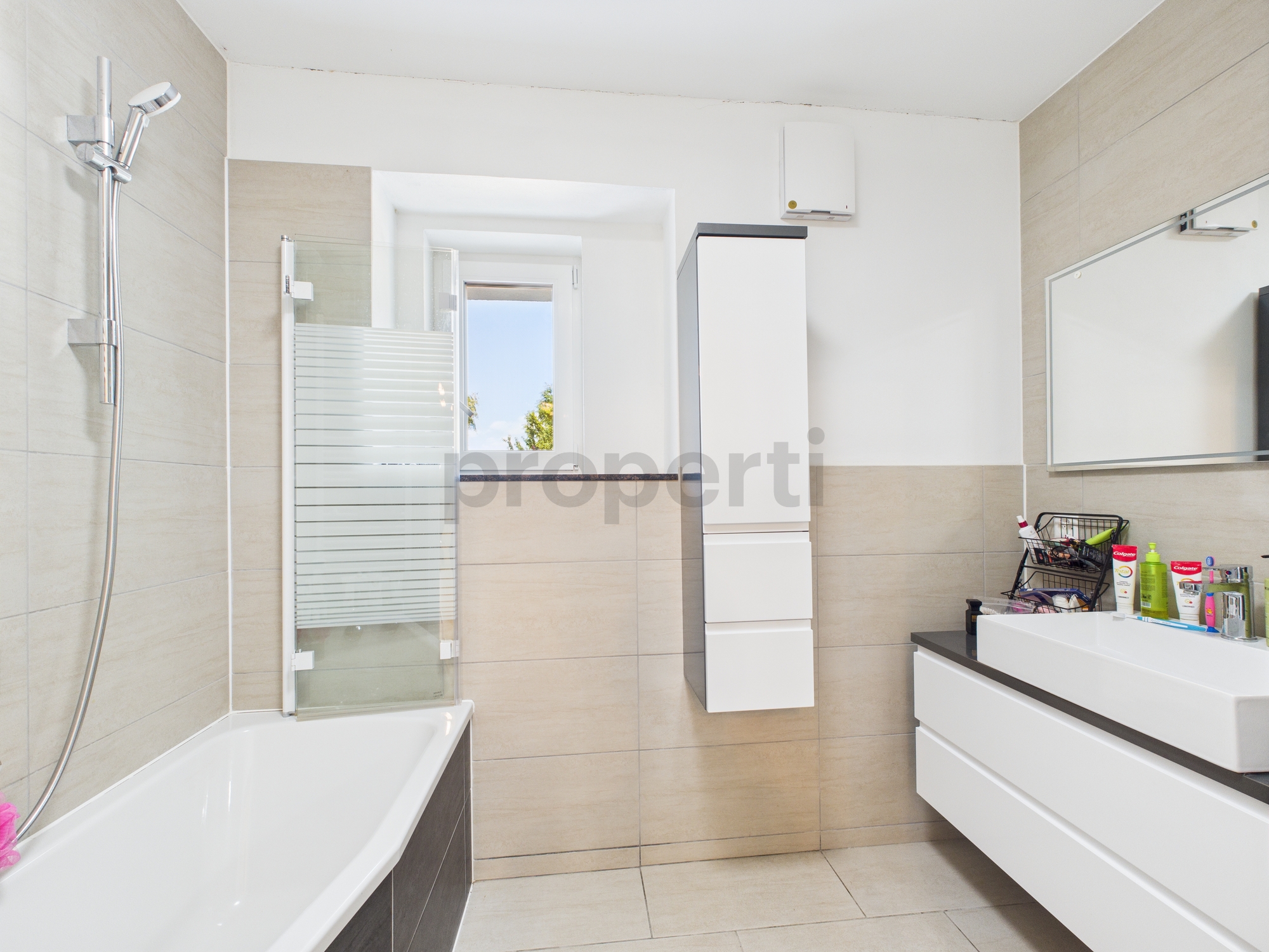 Modernes Badezimmer mit Badewanne und Waschtisch