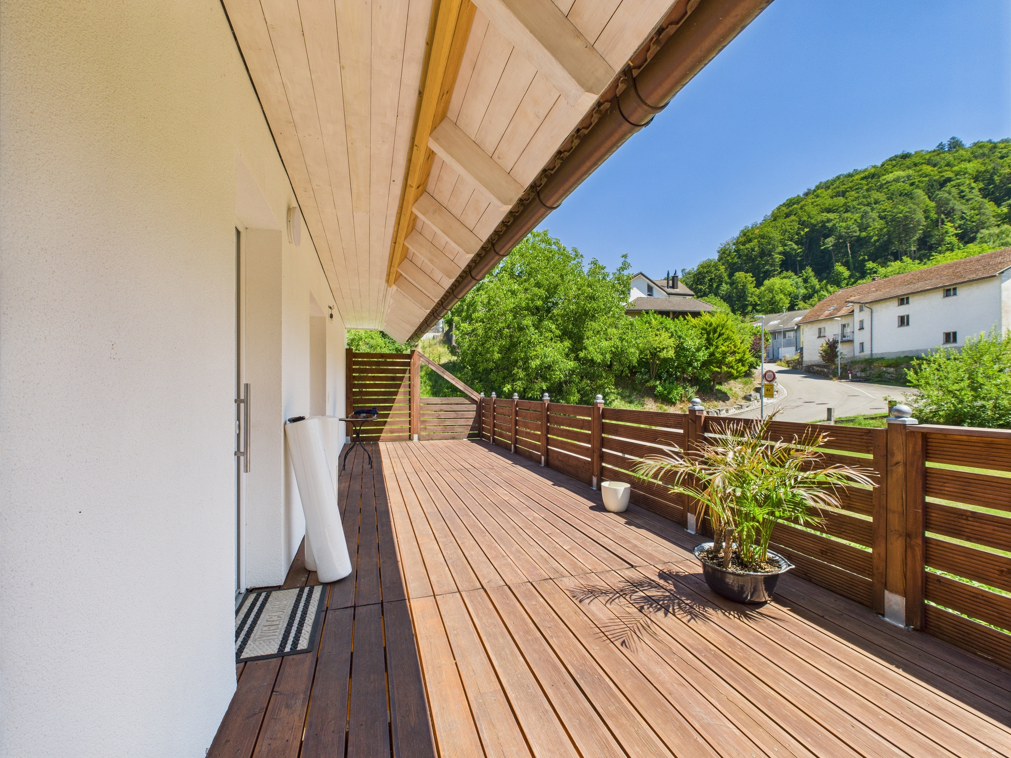 Sonnige Holzterrasse mit Bergblick