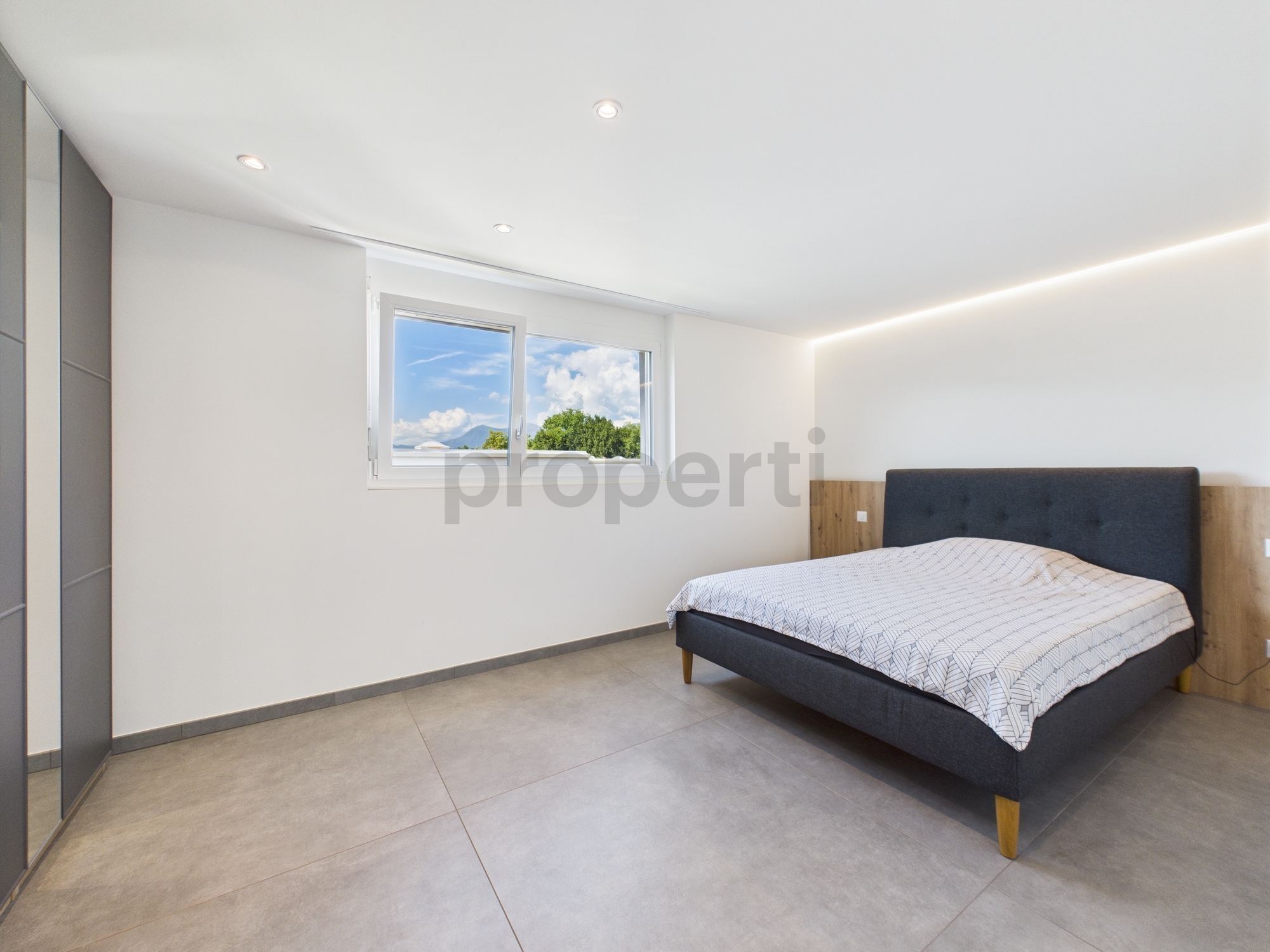 Modernes Schlafzimmer mit Tageslicht