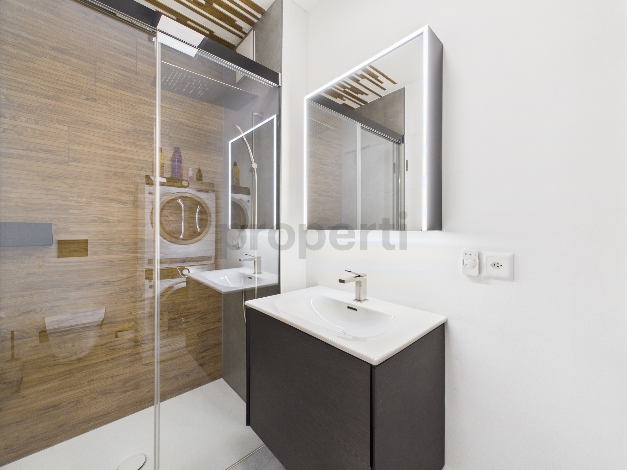 Modernes Badezimmer mit Holzoptik und Doppelspiegel-Element