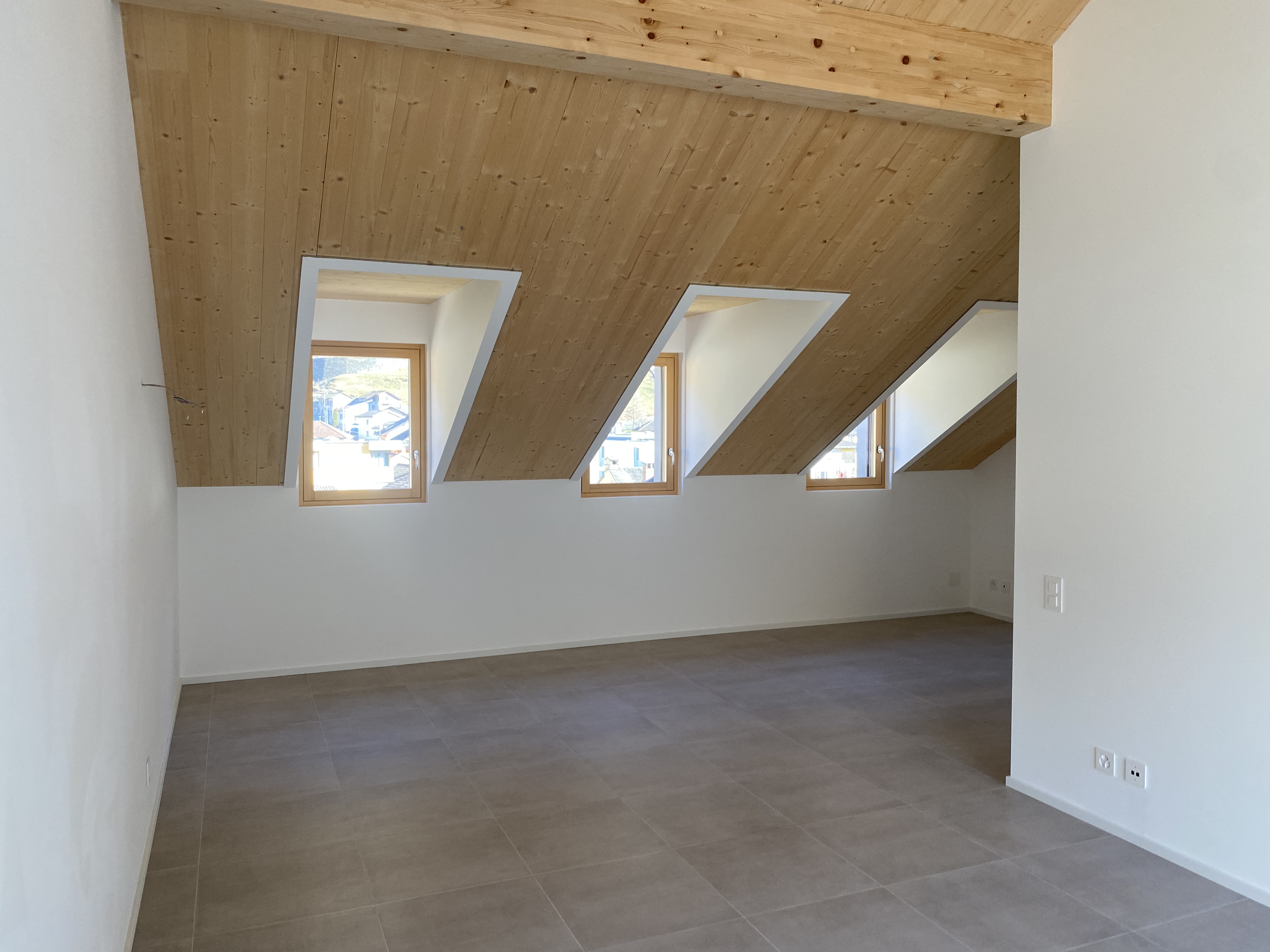 Ausgebauter Dachraum mit Dachfenstern