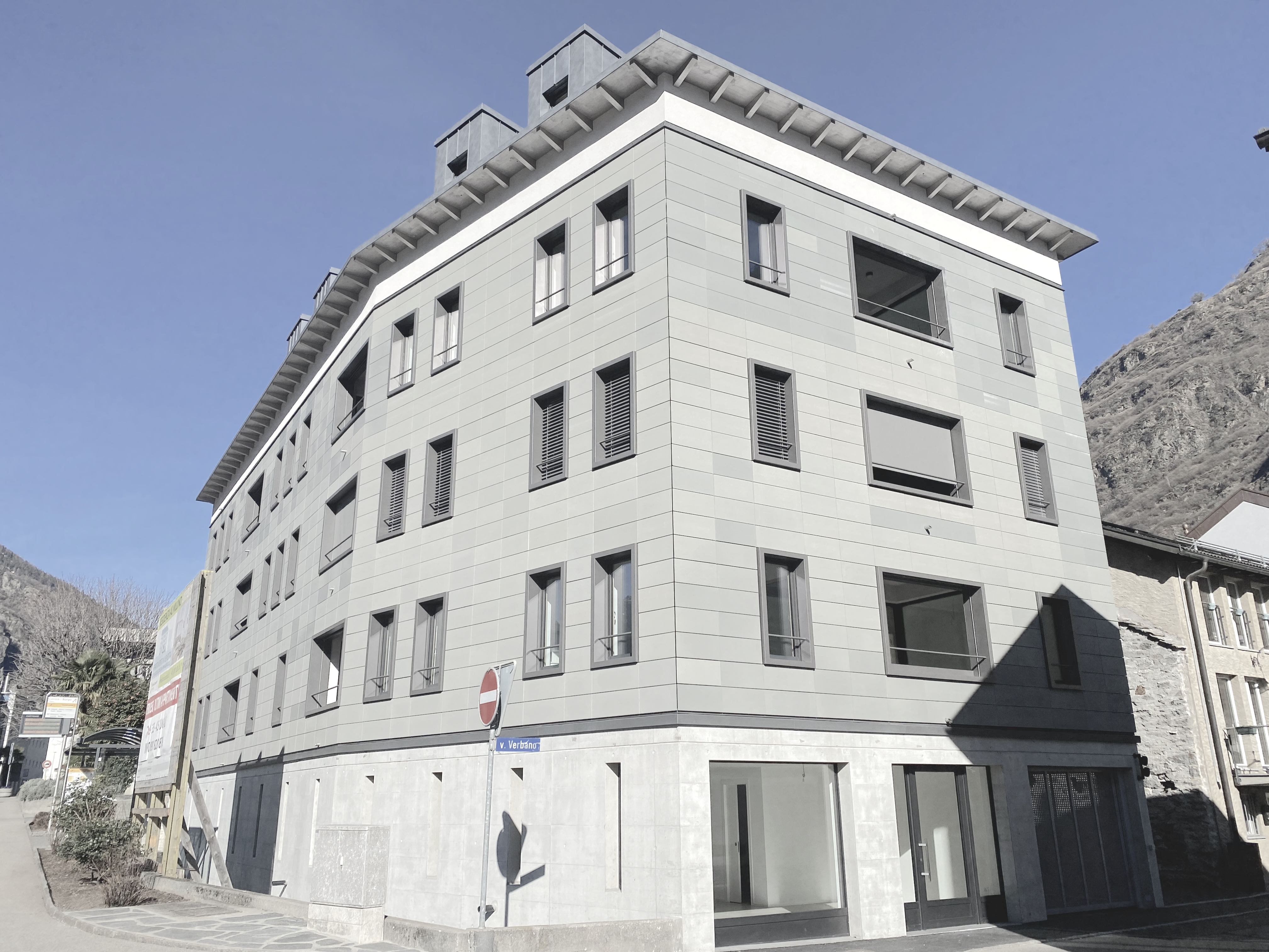 Modernes mehrstöckiges Gebäude an einer Straßenecke