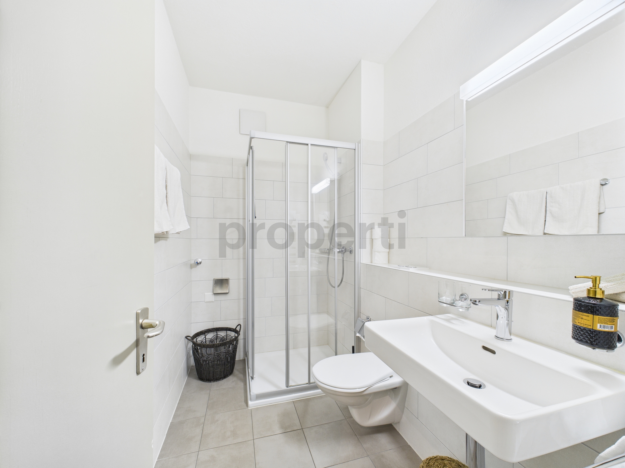Helles modernes Badezimmer mit Dusche und Waschbecken